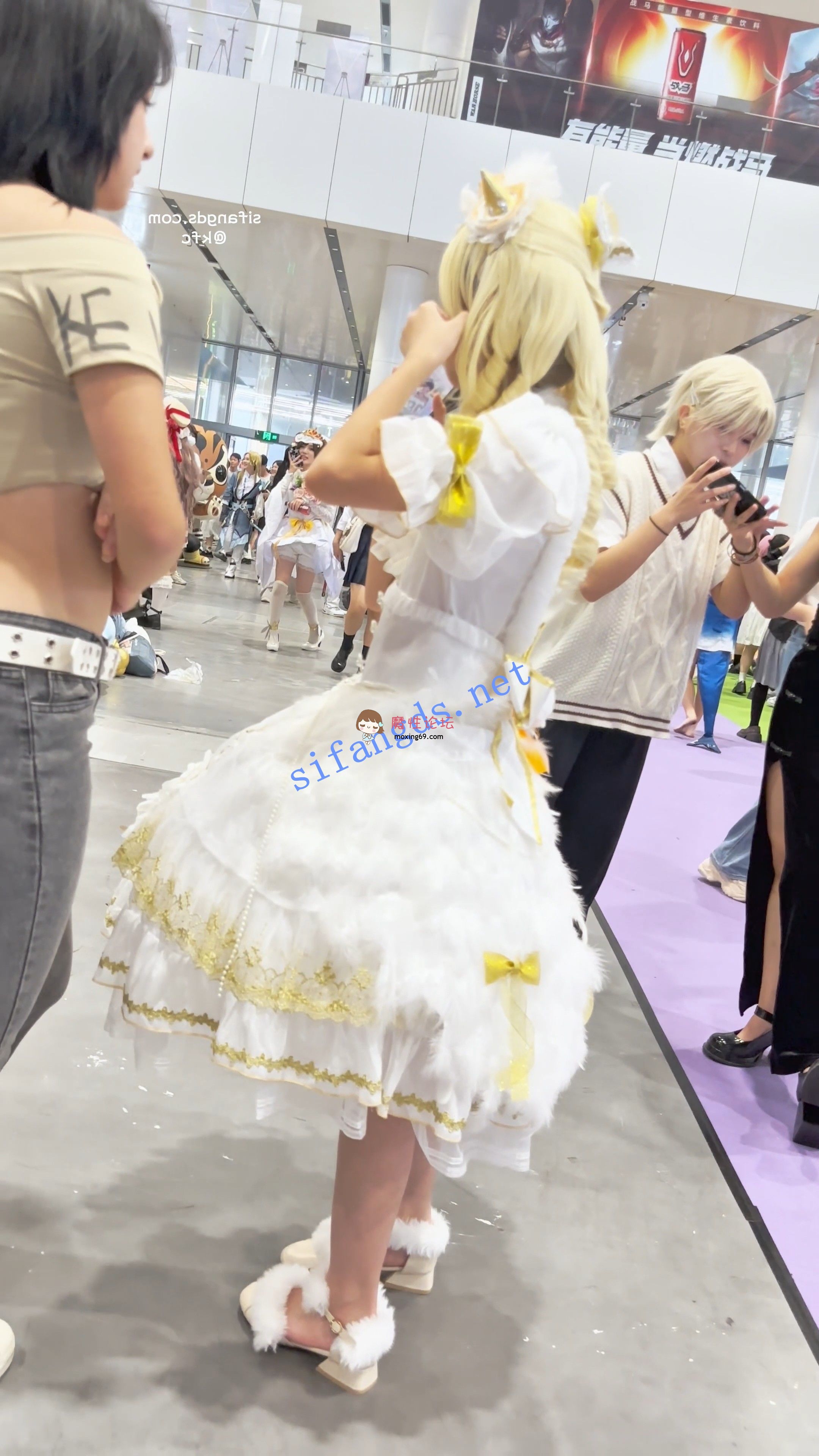 偷拍《KFC》学生妹COSER和朋友逛街。白色可爱内把B夹出一条缝《1V+441M-百度》