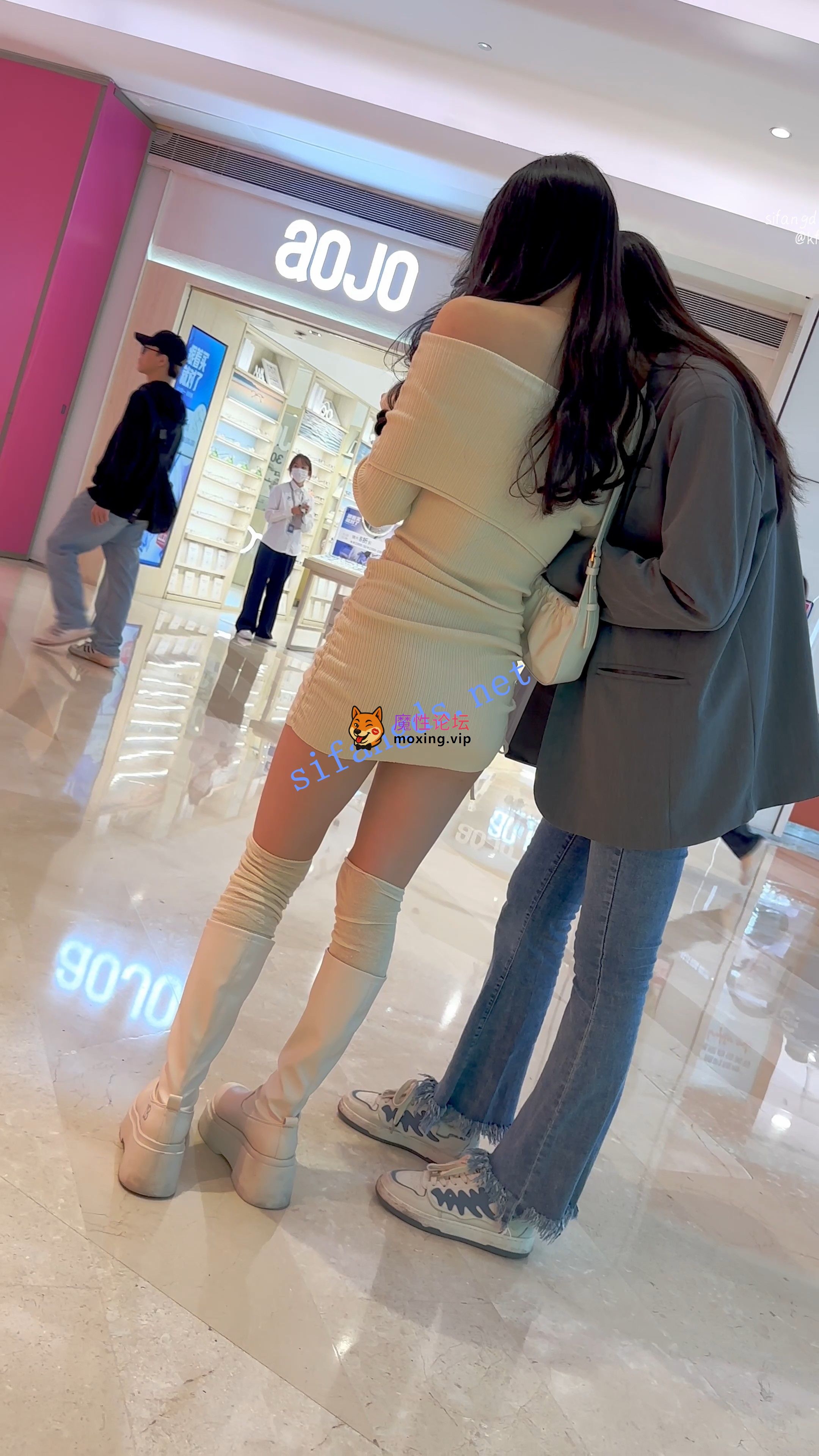 偷拍《KFC》身材极品的包臀裙靓女逛街·白色骚窄内前后CD跟拍《1V+356M-百度》