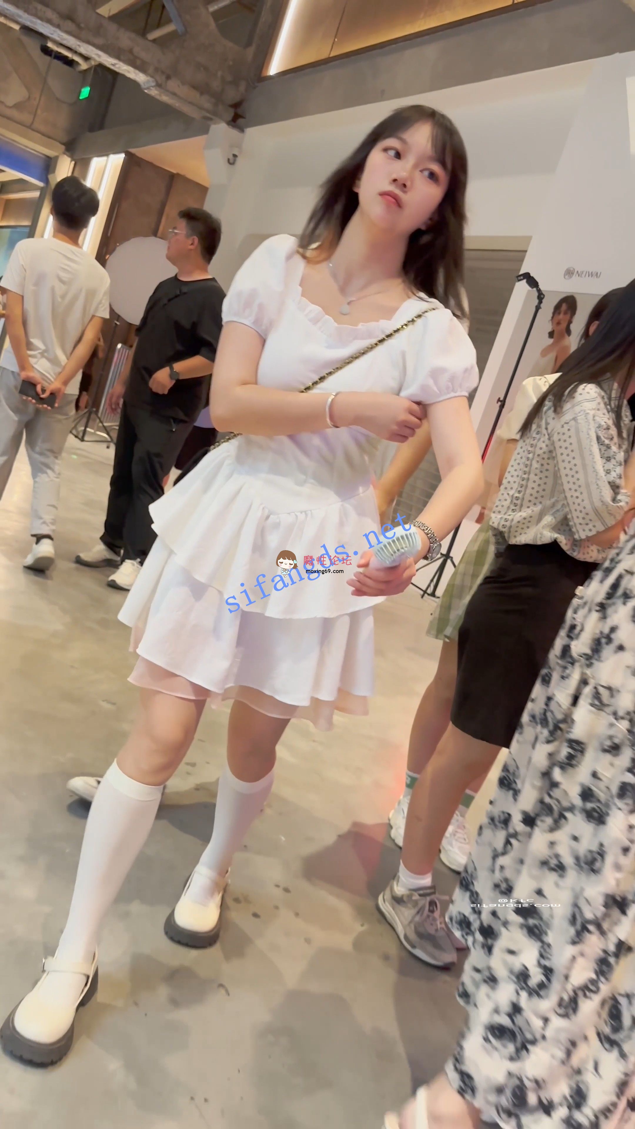 偷拍《KFC》可爱甜妹和男友逛街·长裙白袜却穿了透明内·前面漏洞《1V+1.07G-百度》