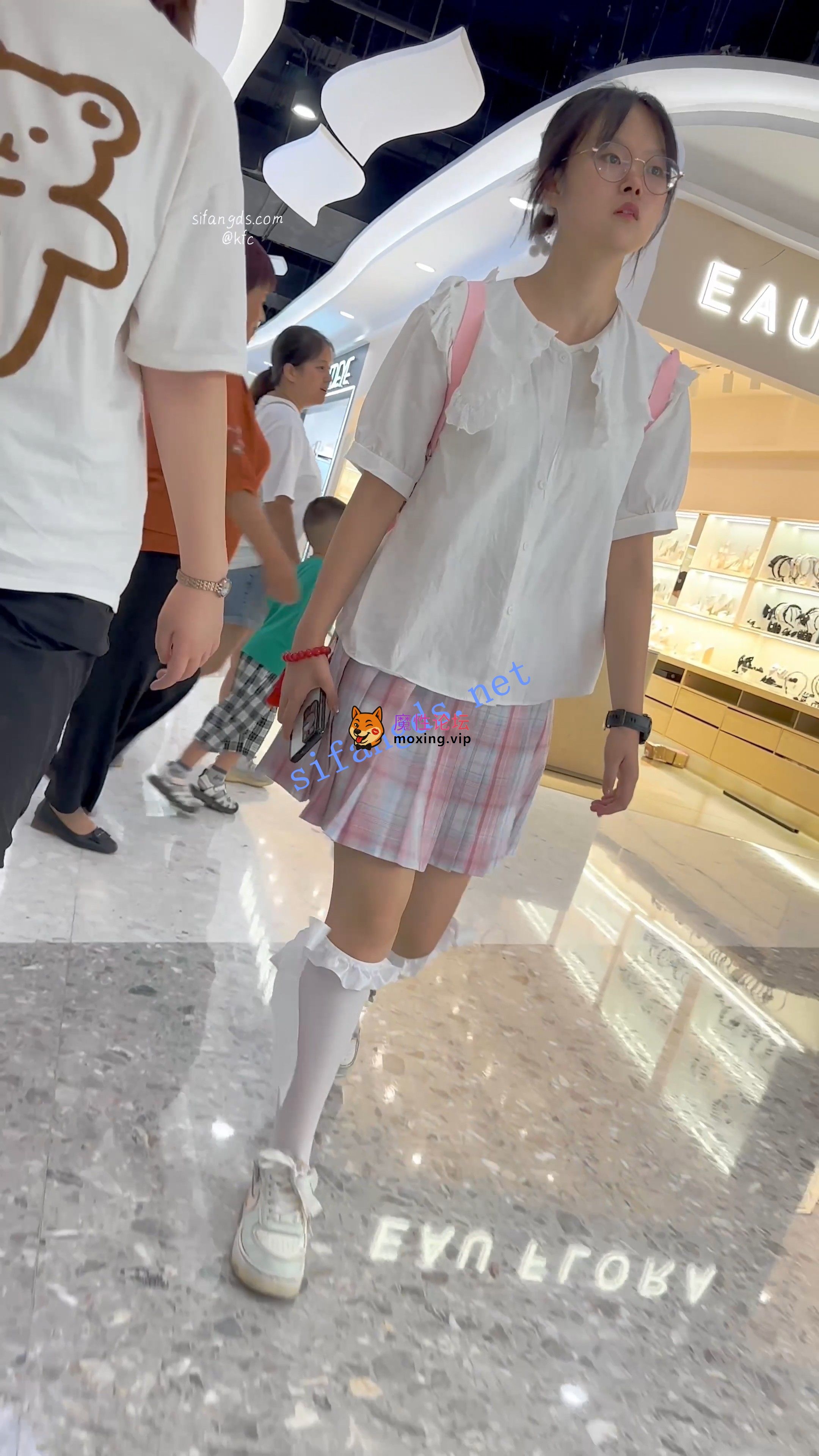 偷拍《KFC》制服JK学生妹逛街。白色过膝袜白色内内前后CD可爱系《1V+510M-百度》