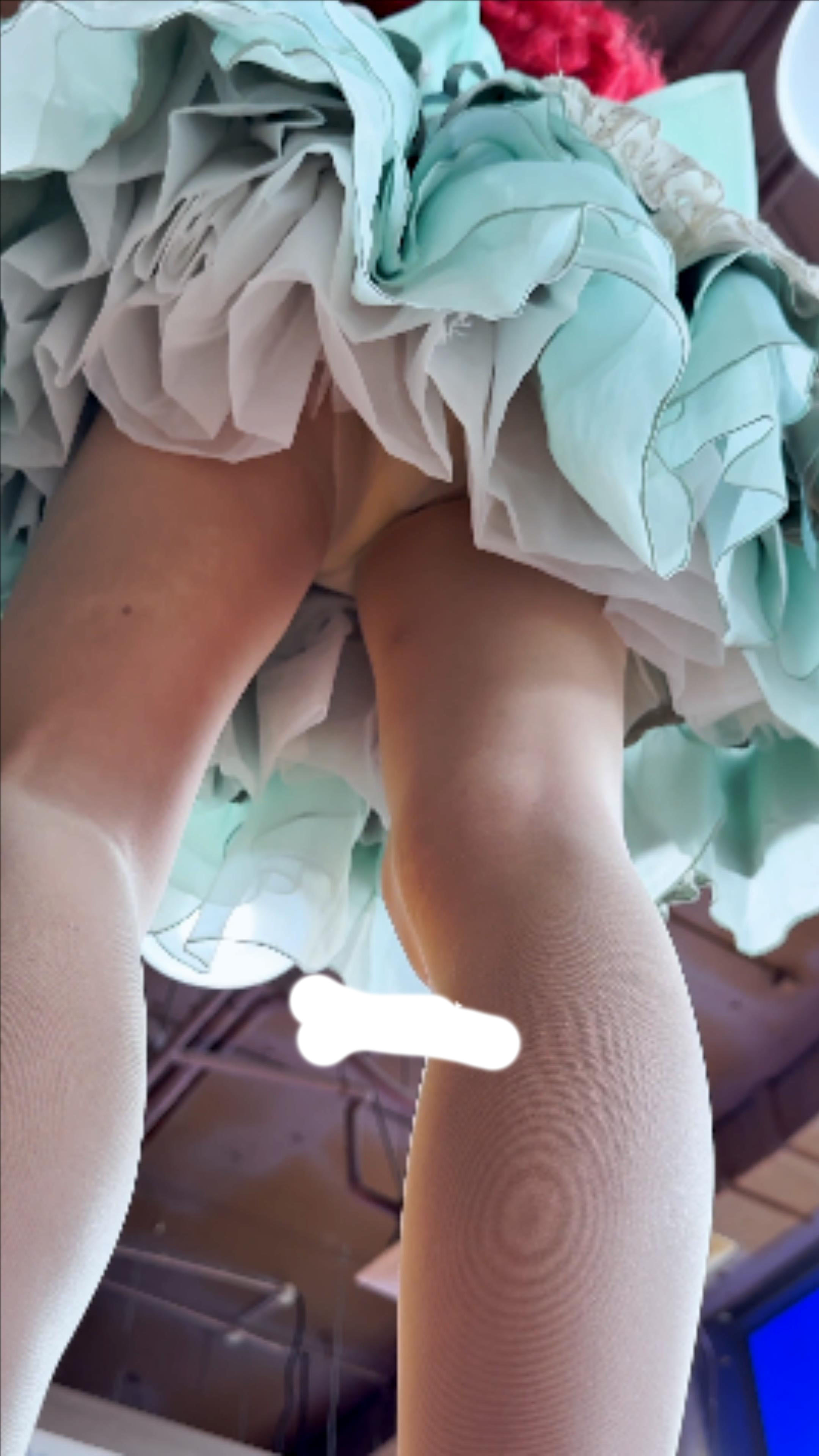 剧情《kfc》极品美女跟着摄影师拍照。公主裙白色丝袜透明内内 嫩穴可见[2V 718 MB] [BT]