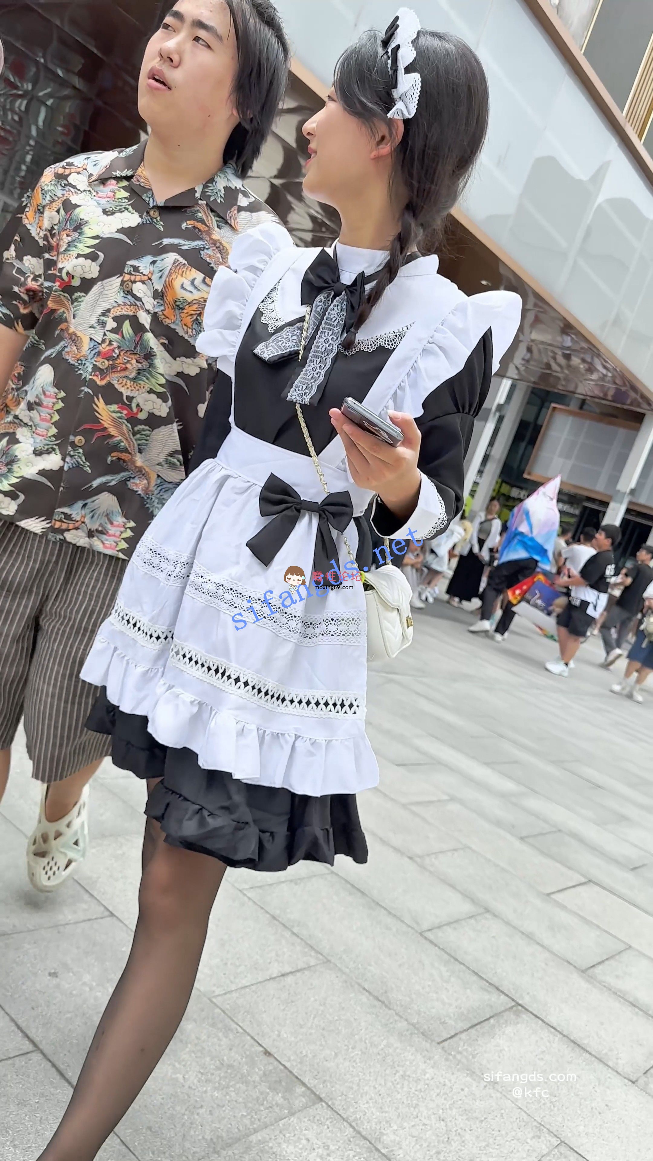 国产自拍《KFC》女仆装清纯学生妹配纹身哥·超薄黑丝白内尿黄一片《1V+1.45G-百度》