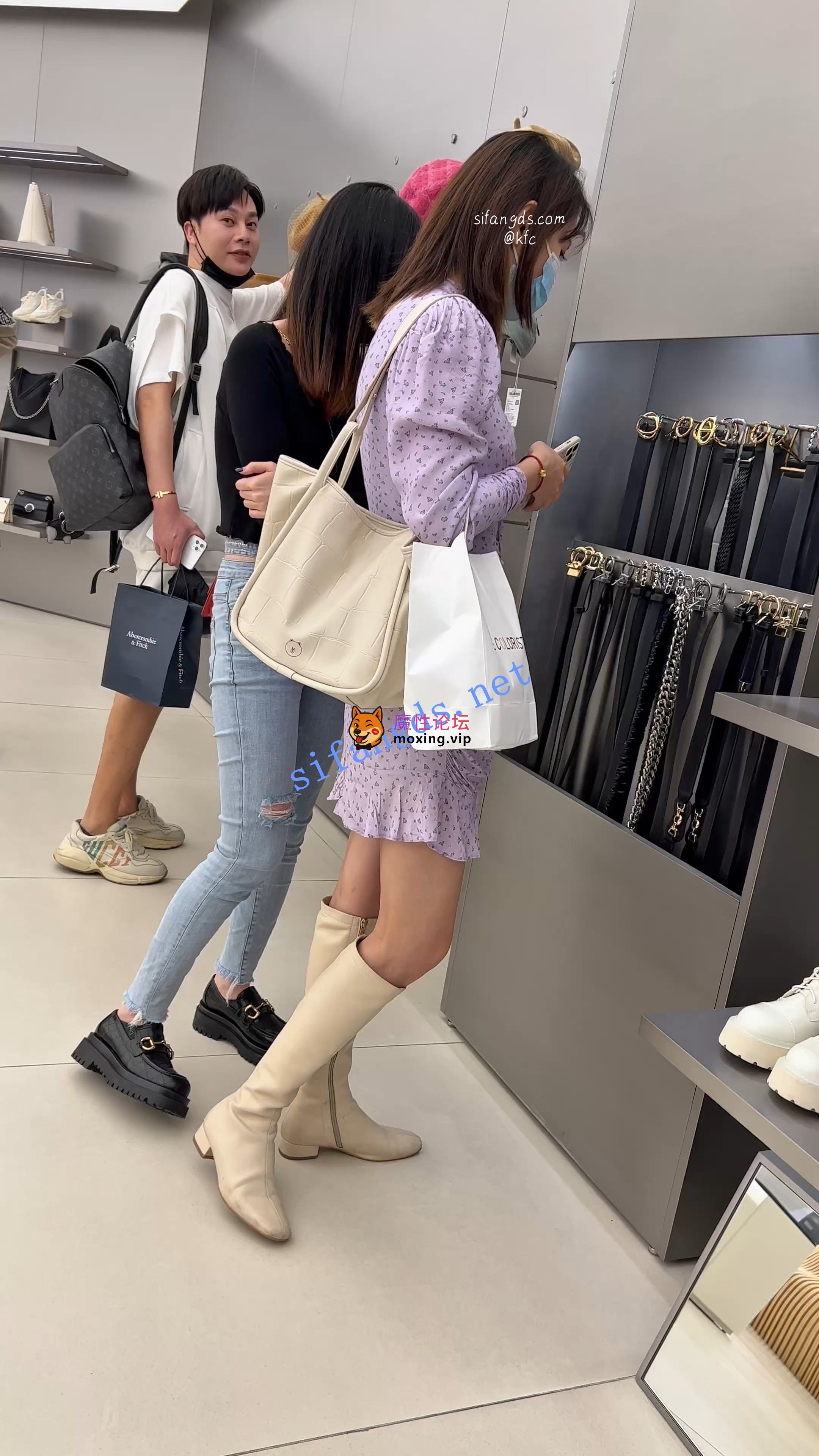 偷拍《KFC》紫色长裙少妇和闺蜜逛街·蓝色蕾丝内内超长跟拍《1V+1.38G-直链》