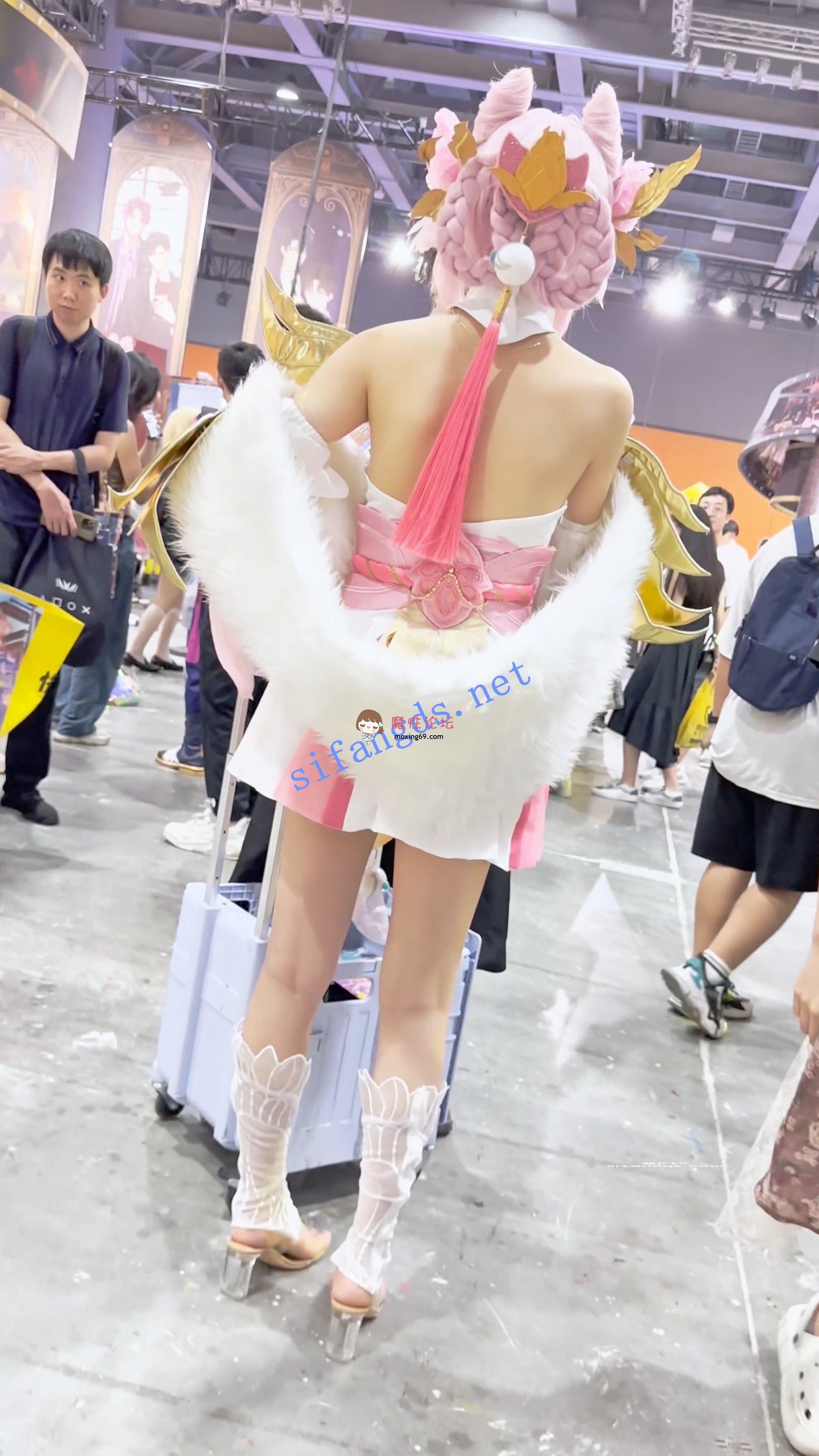 偷拍《KFC》COSER和闺蜜逛街拍照。粉色短裙白内翘屁股CD《1V+322M-百度》