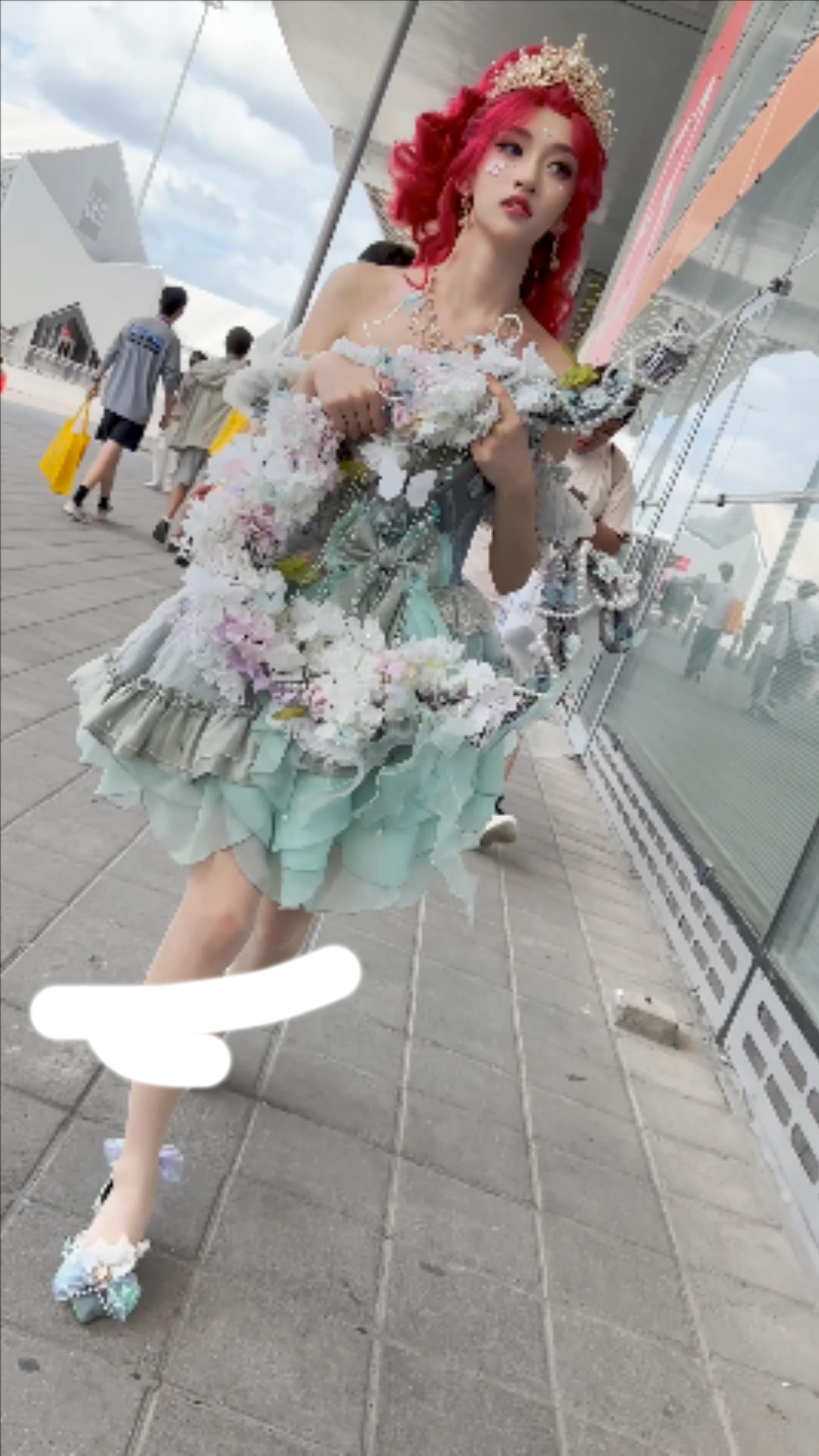 剧情《kfc》极品美女跟着摄影师拍照。公主裙白色丝袜透明内内 嫩穴可见[2V 718 MB] [BT]