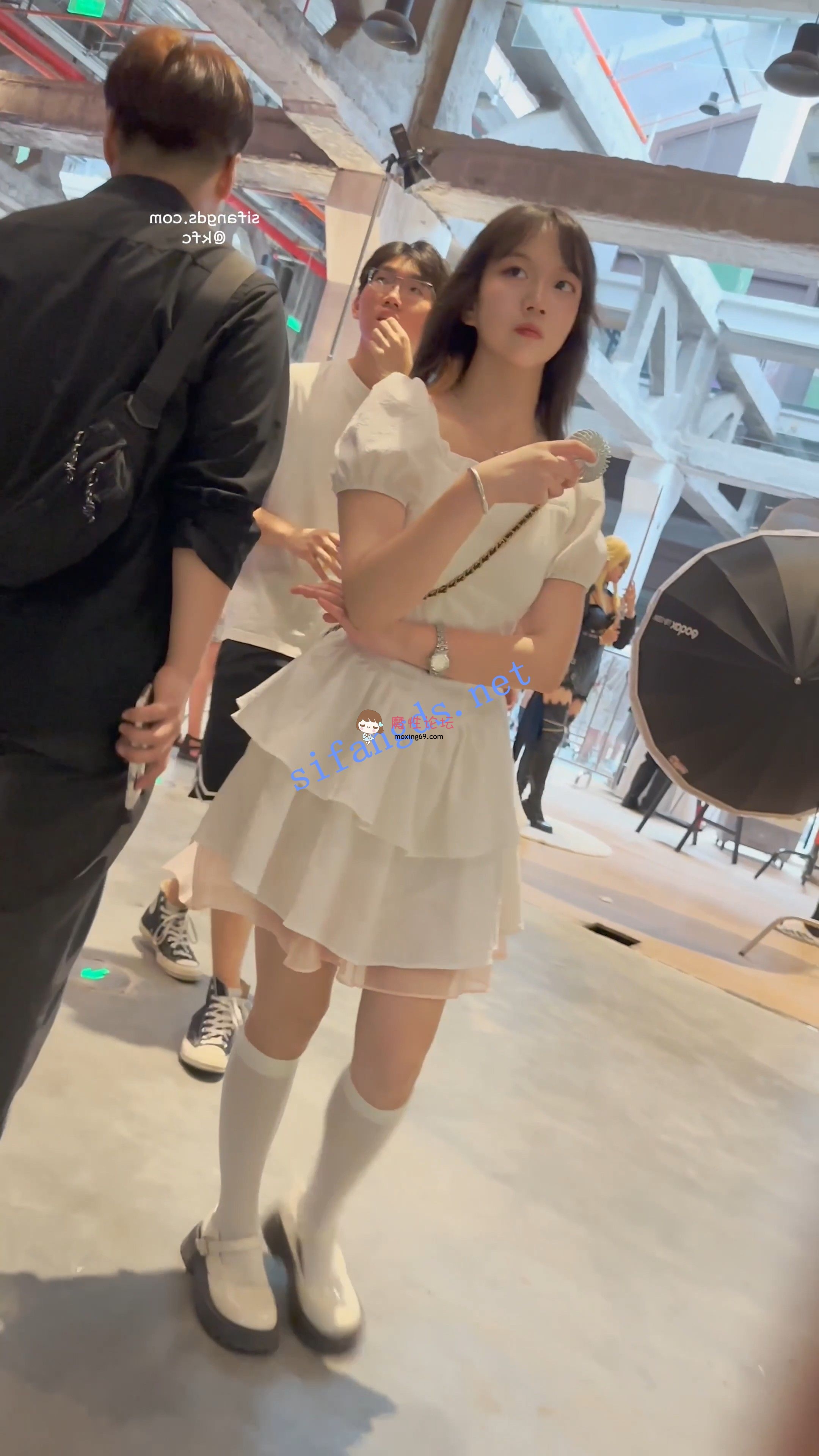 偷拍《KFC》可爱甜妹和男友逛街·长裙白袜却穿了透明内·前面漏洞《1V+1.07G-百度》