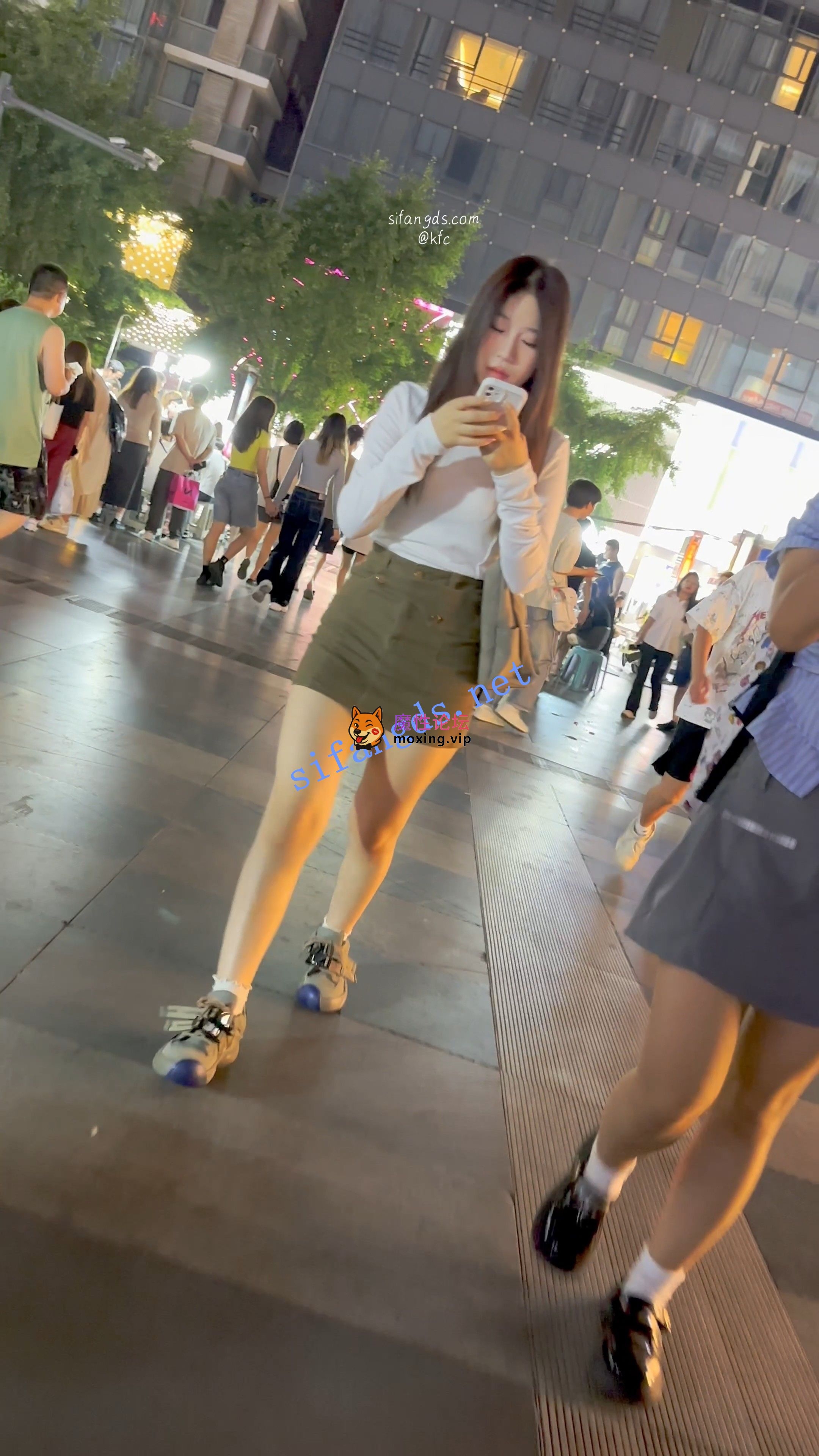 偷拍《KFC》71套合集表+超短裙靓女和闺蜜逛街。平视就能看见翘臀骚白内《1V+383M-直链》