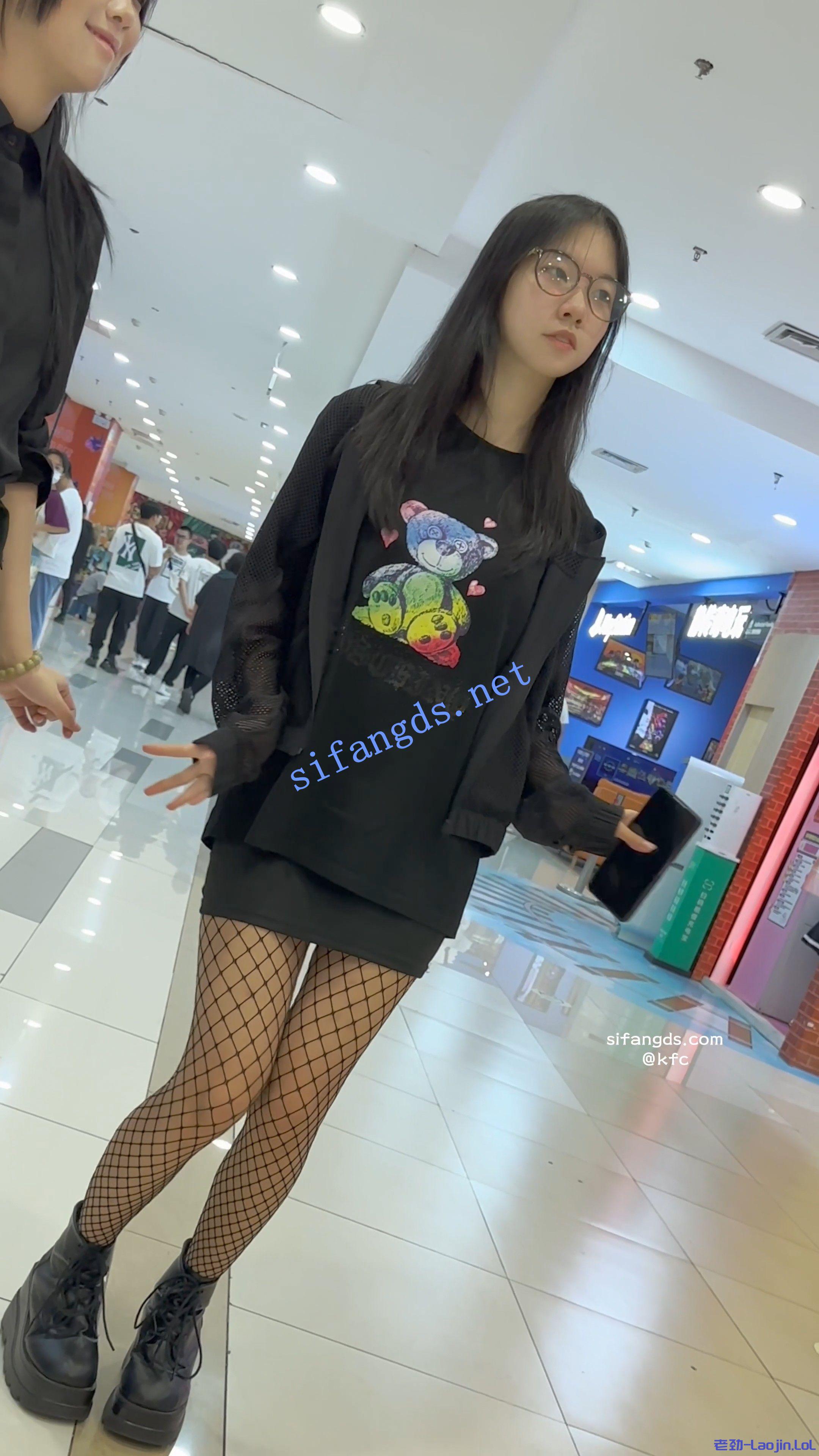 国产自拍[度盘]《KFC》一直跳骚舞蹈的学生妹·短裙网袜白内·一直CD到女厕 《1V300.4MB》