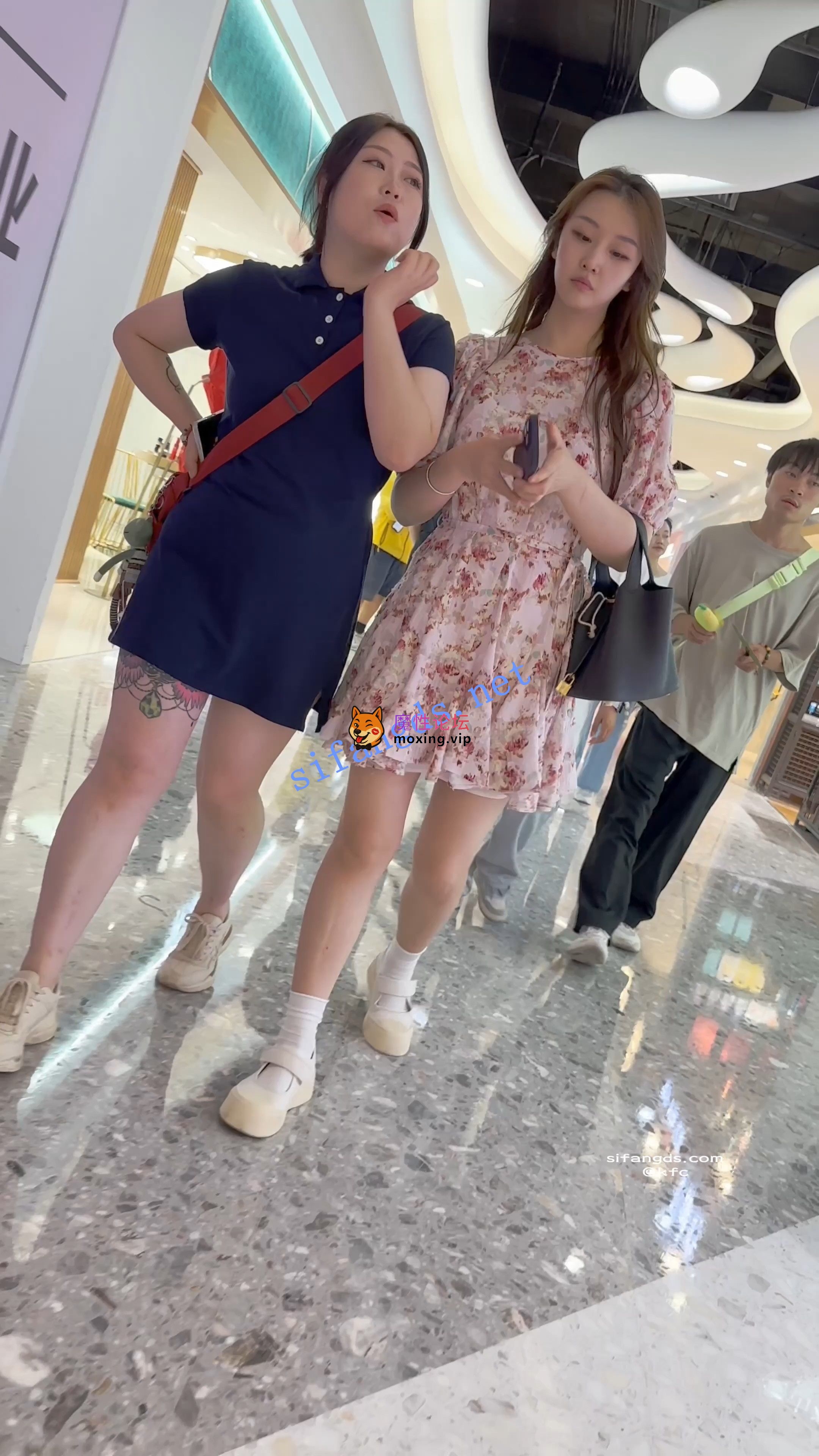 偷拍《KFC》碎花裙学生妹和闺蜜逛街·翘起屁股给你看白色骚窄内《1V+1.16G-直链》