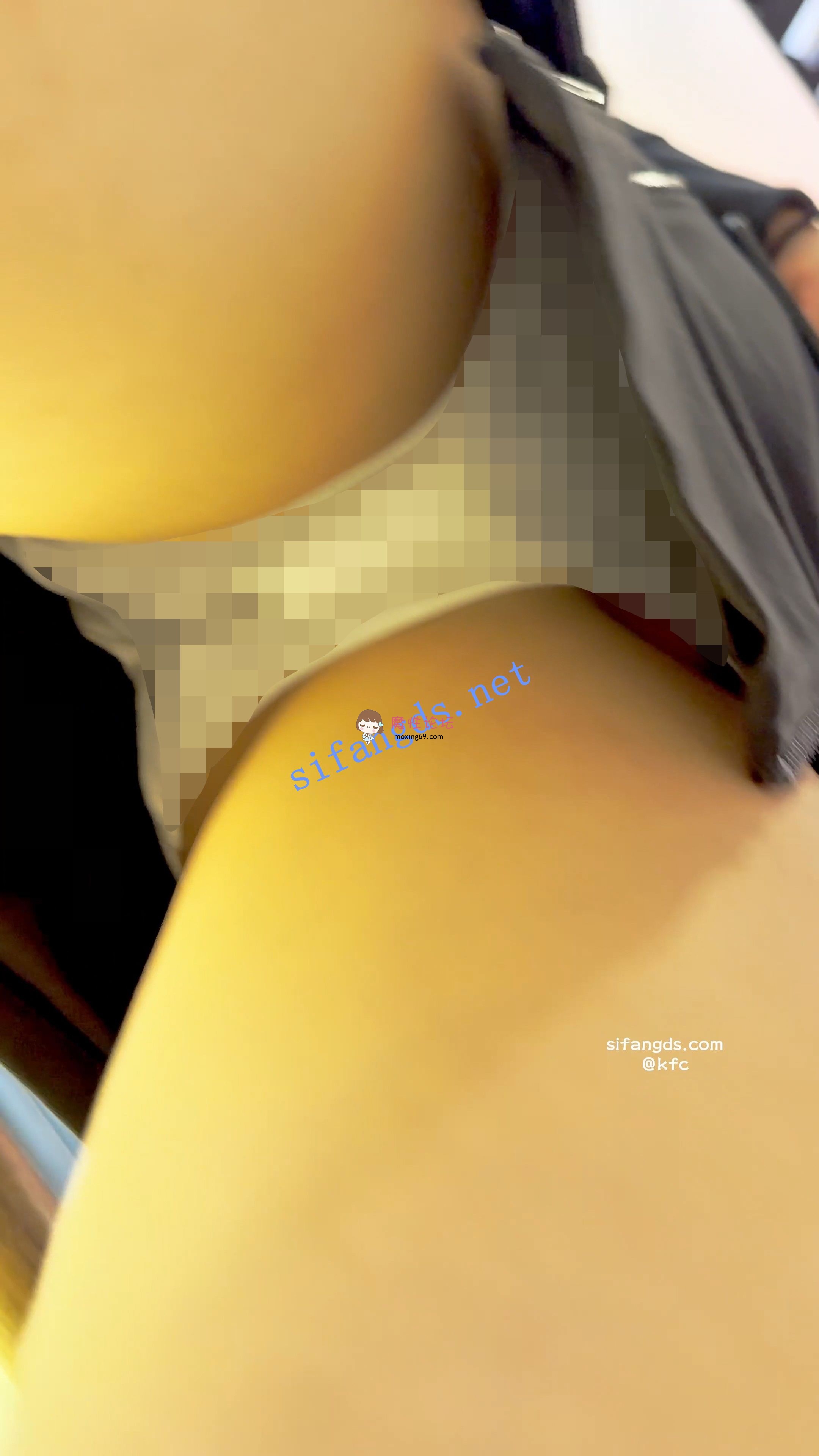 偷拍《KFC》服装店店员持续CD第二部。中午吃饭的时候穿了白内《1V+828M-百度》