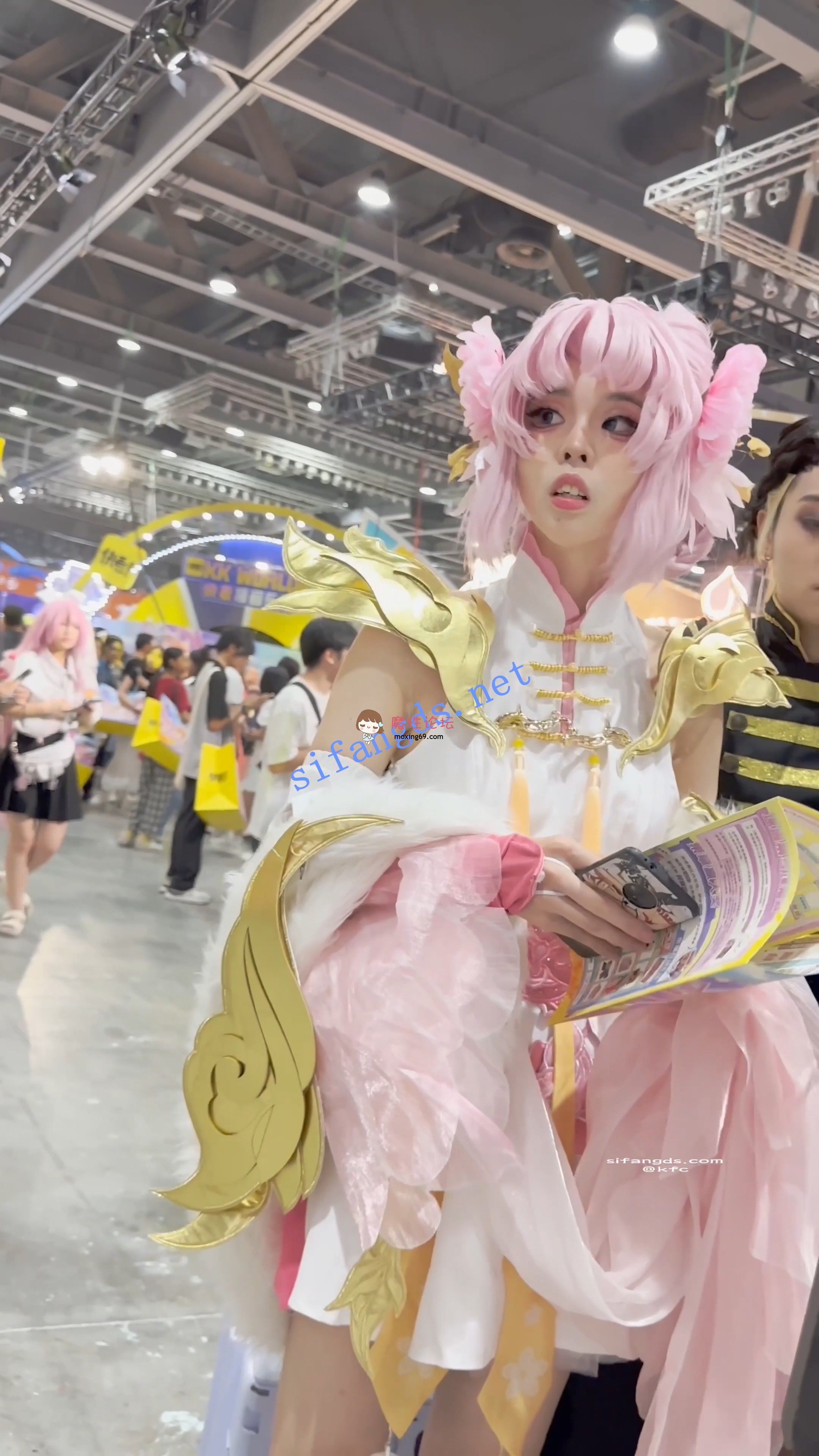 偷拍《KFC》COSER和闺蜜逛街拍照。粉色短裙白内翘屁股CD《1V+322M-百度》