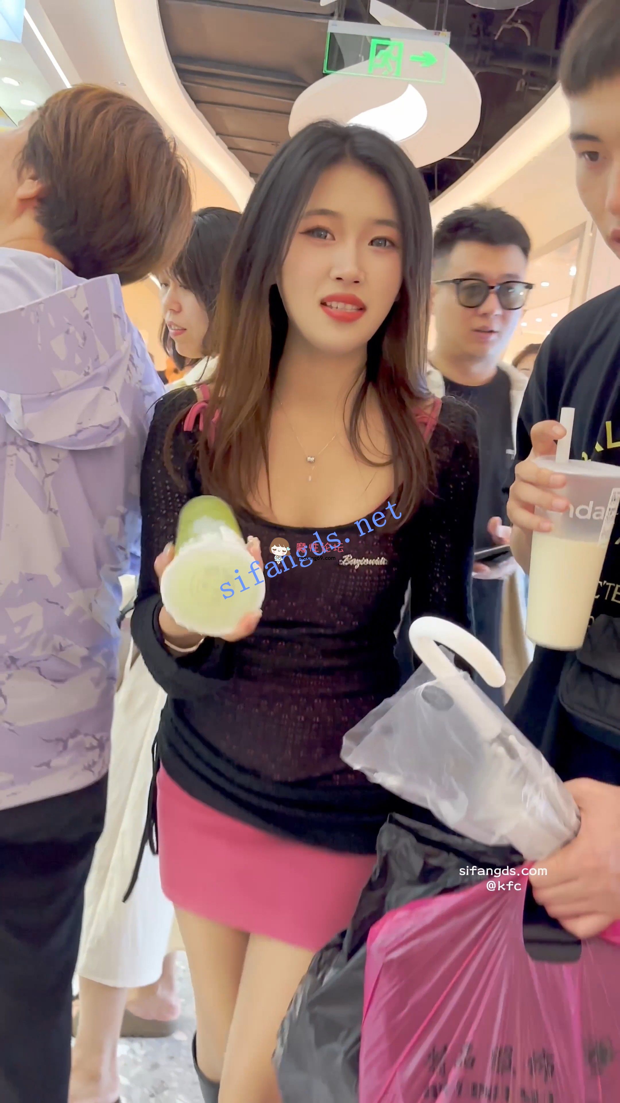 偷拍《KFC》包臀裙少妇和男友买奶茶 白色无痕内前后CD《1V+246M-百度》