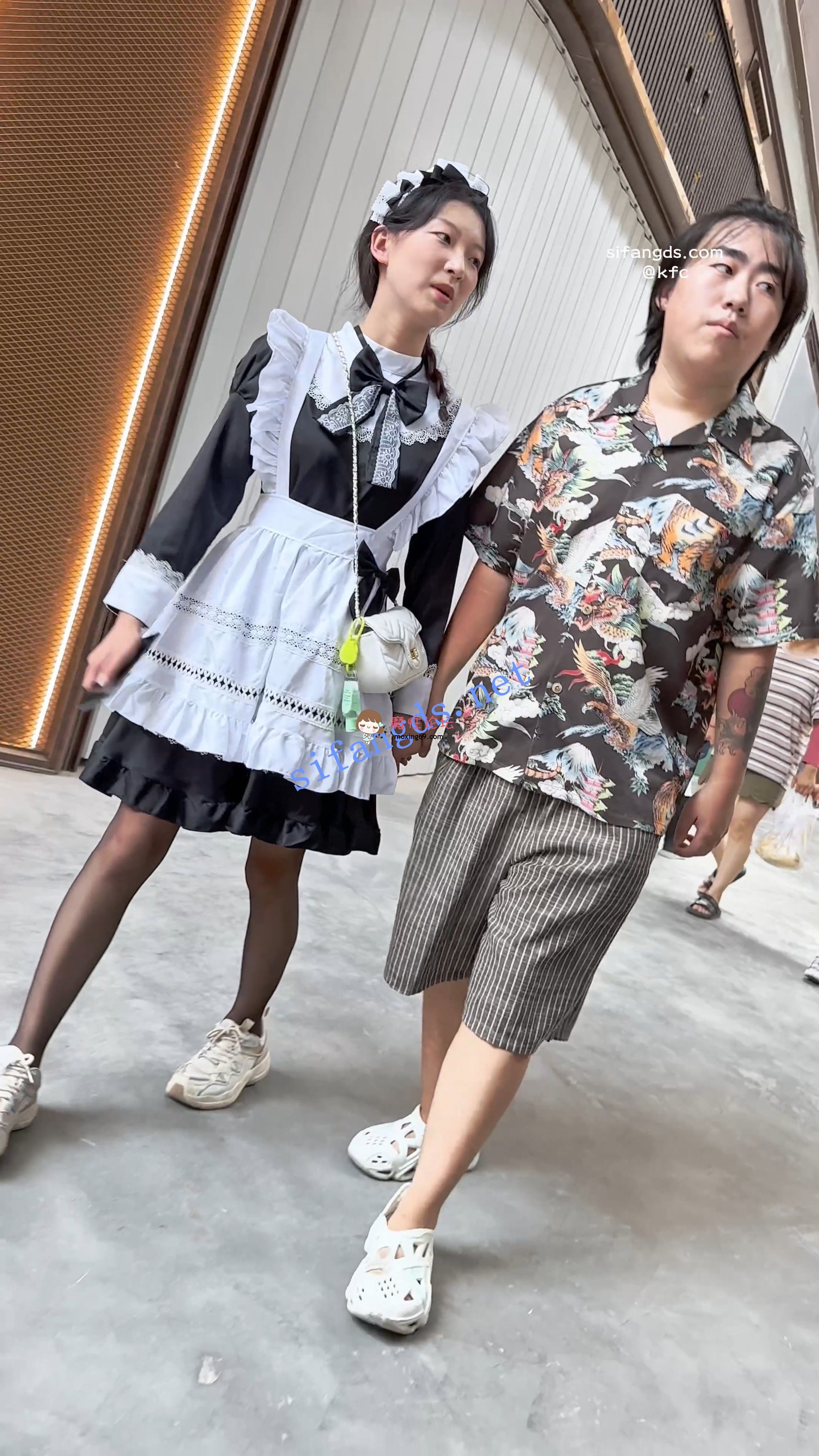 国产自拍《KFC》女仆装清纯学生妹配纹身哥·超薄黑丝白内尿黄一片《1V+1.45G-百度》