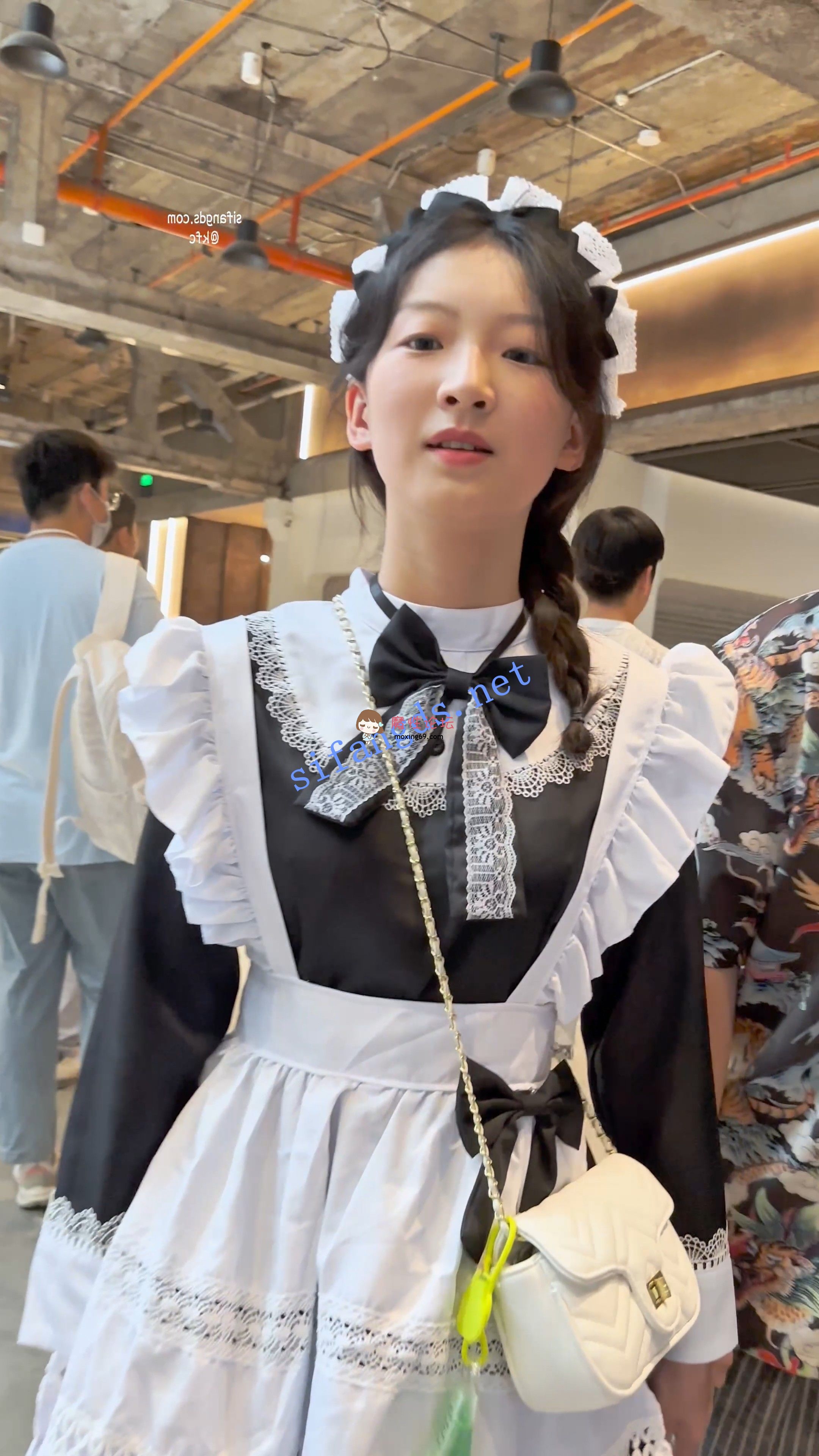 国产自拍《KFC》女仆装清纯学生妹配纹身哥·超薄黑丝白内尿黄一片《1V+1.45G-百度》