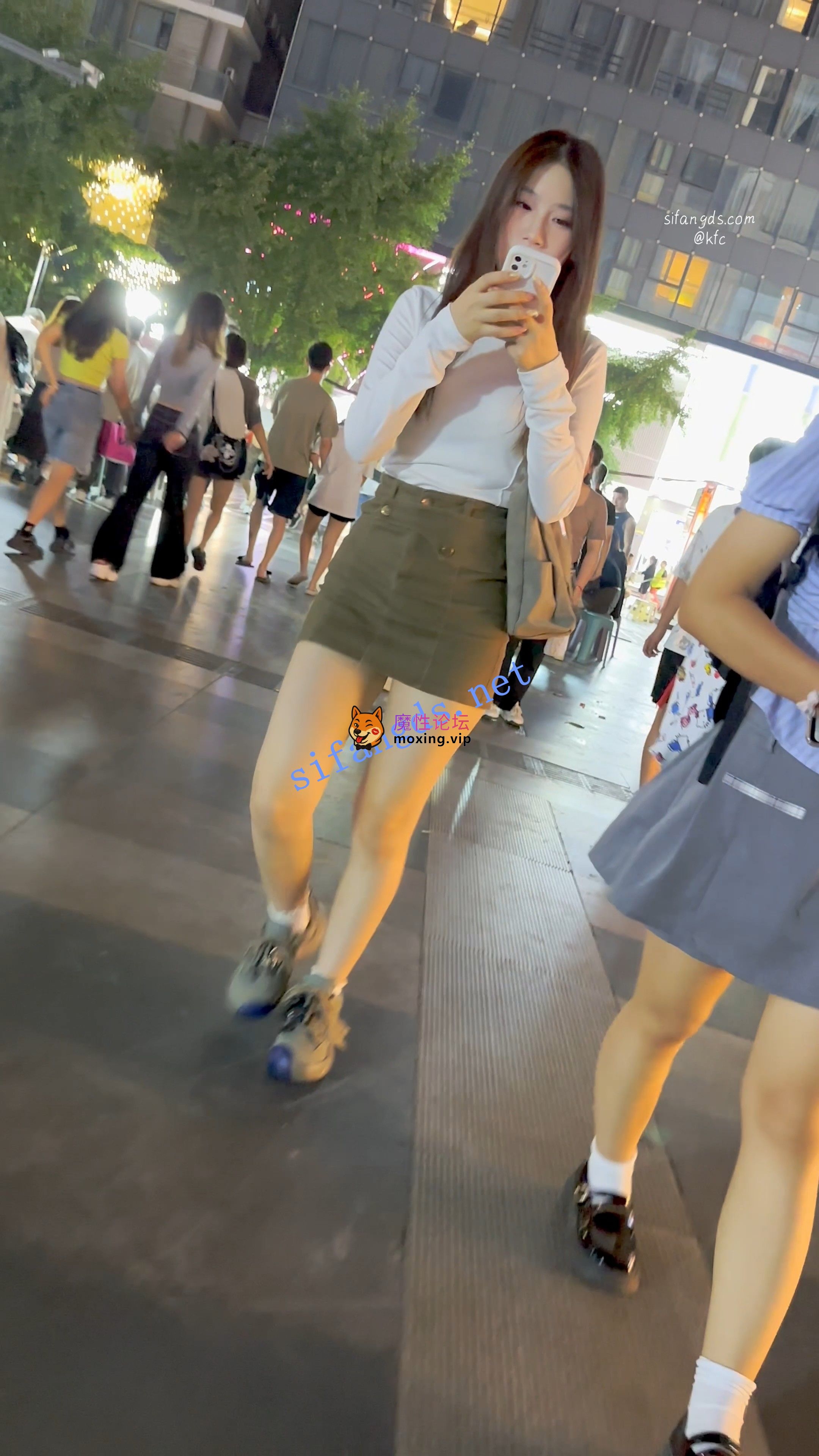 偷拍《KFC》71套合集表+超短裙靓女和闺蜜逛街。平视就能看见翘臀骚白内《1V+383M-直链》