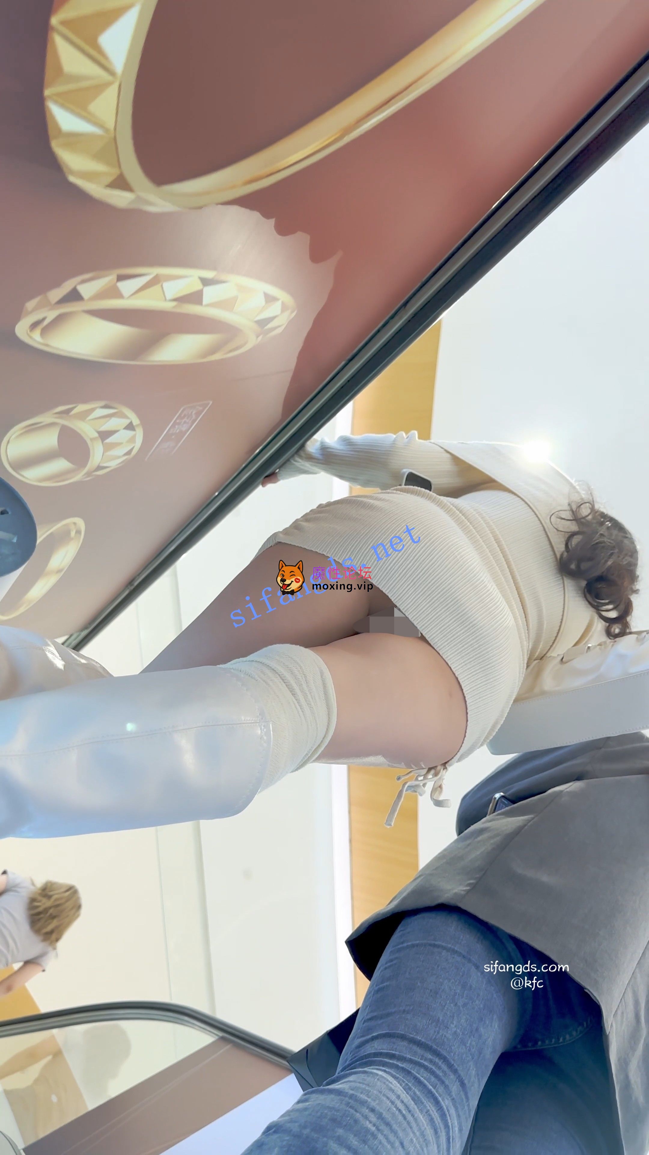 偷拍《KFC》身材极品的包臀裙靓女逛街·白色骚窄内前后CD跟拍《1V+356M-百度》