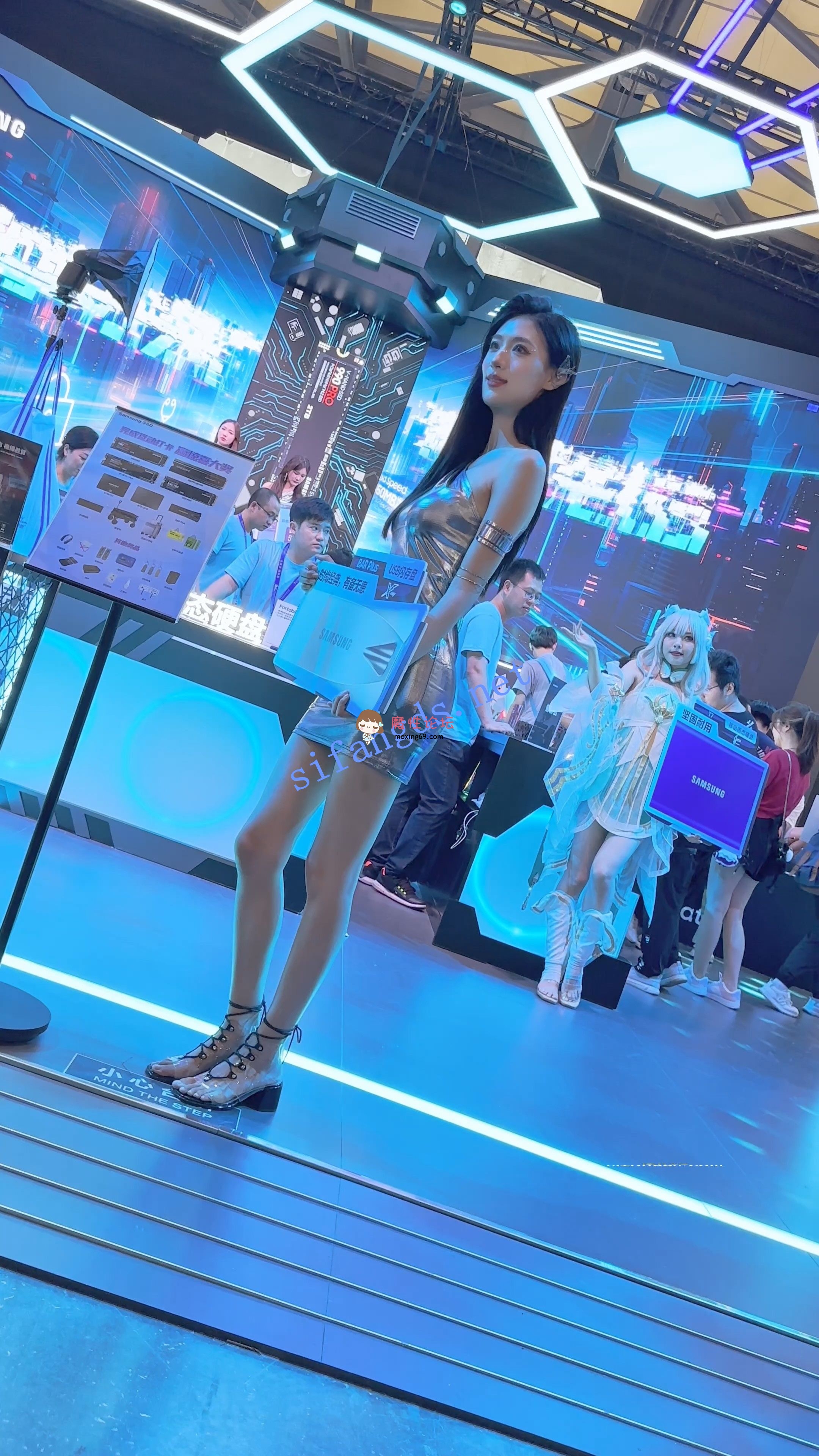 偷拍《KFC》展台模特举牌秀身材。紧身包臀裙白色内内前后CD《1V+308M-百度》