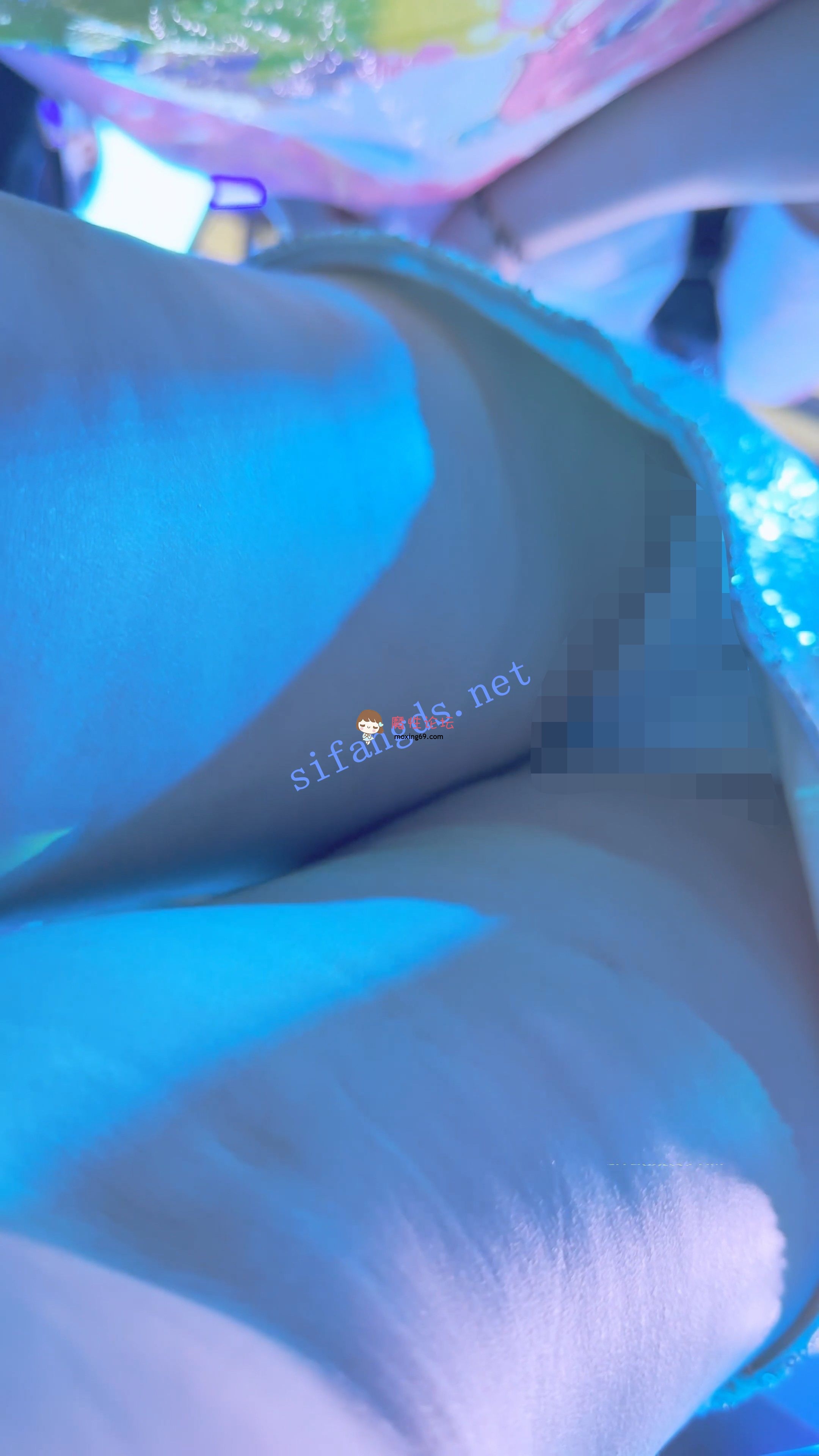 偷拍《KFC》展台模特举牌秀身材。紧身包臀裙白色内内前后CD《1V+308M-百度》