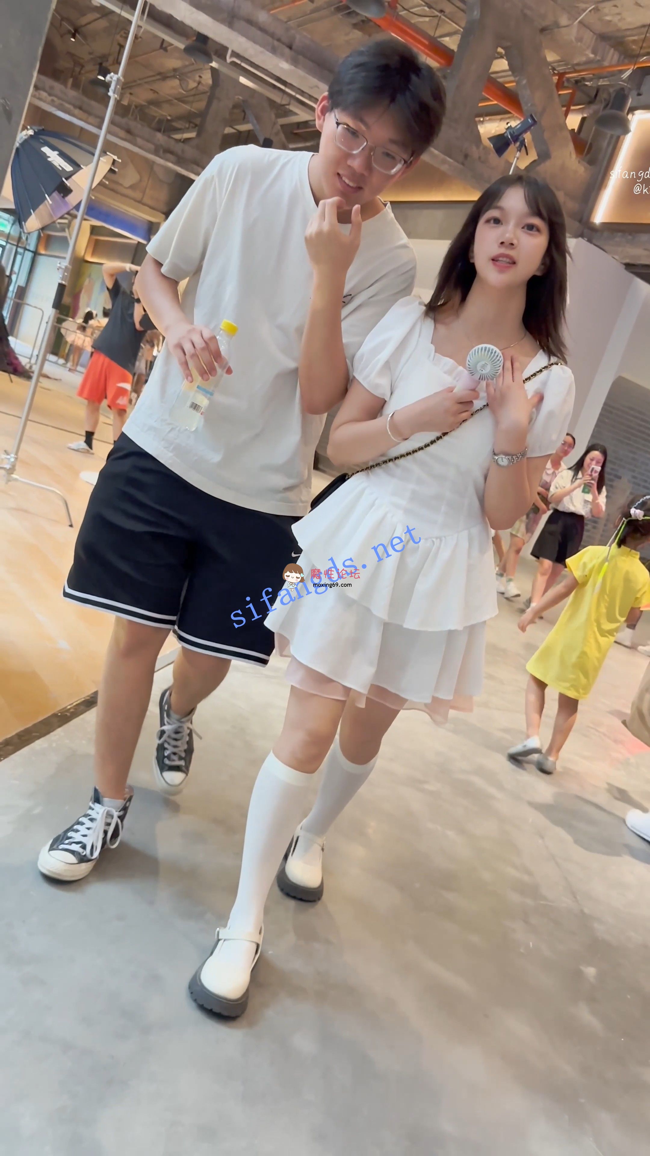 偷拍《KFC》可爱甜妹和男友逛街·长裙白袜却穿了透明内·前面漏洞《1V+1.07G-百度》