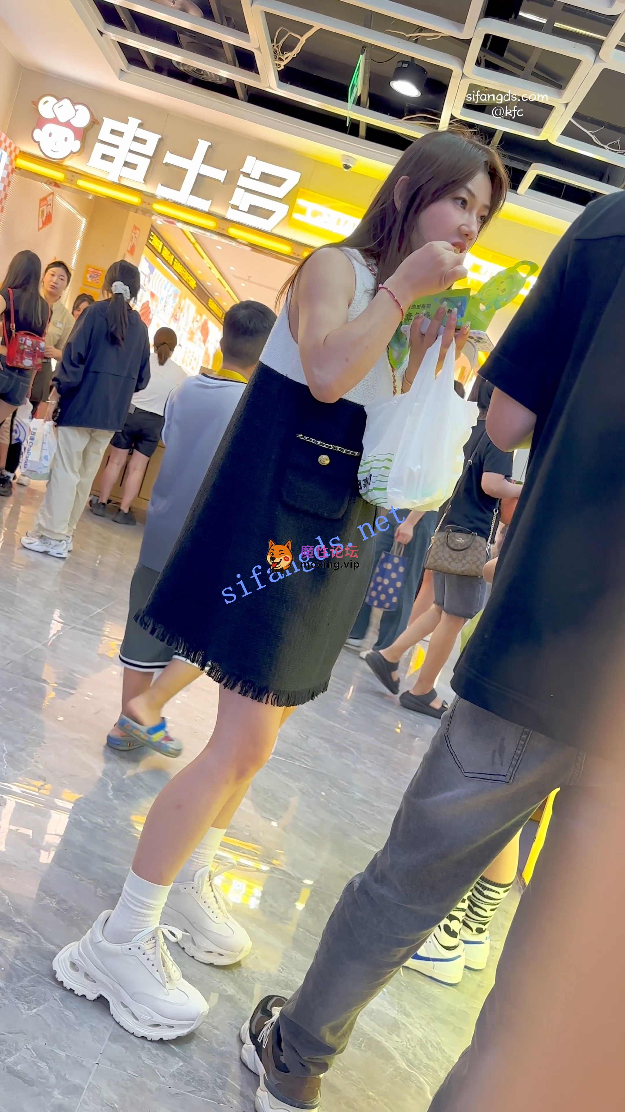 偷拍《KFC》9月7日某房内购最新作品2套-小熊可爱内中间尿黄了《2V+840M-百度》