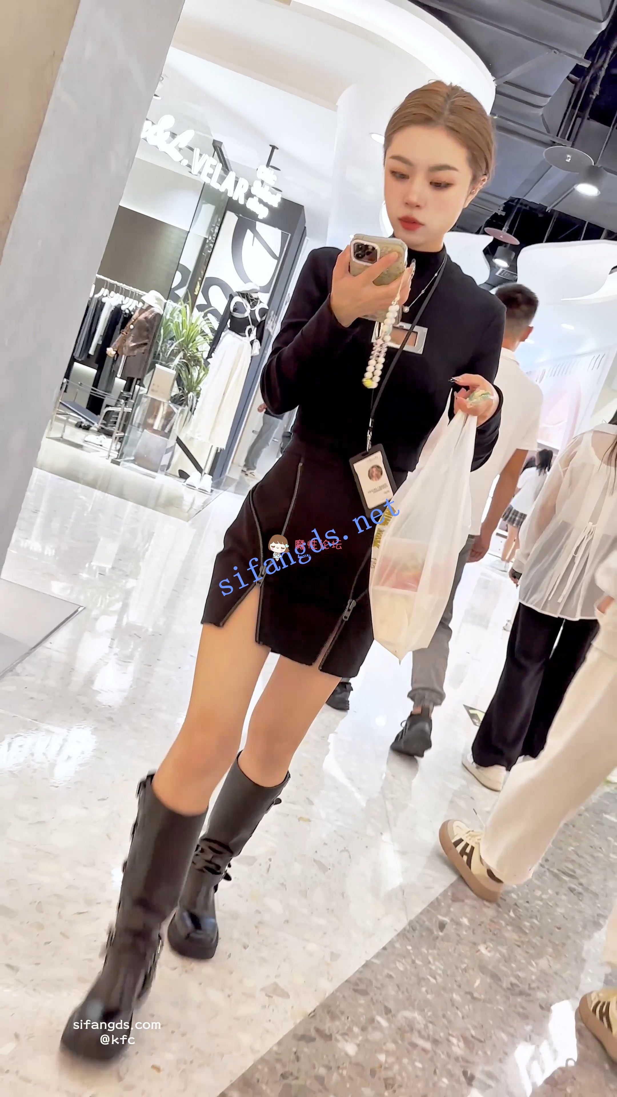 偷拍《KFC》服装店店员持续CD第二部。中午吃饭的时候穿了白内《1V+828M-百度》