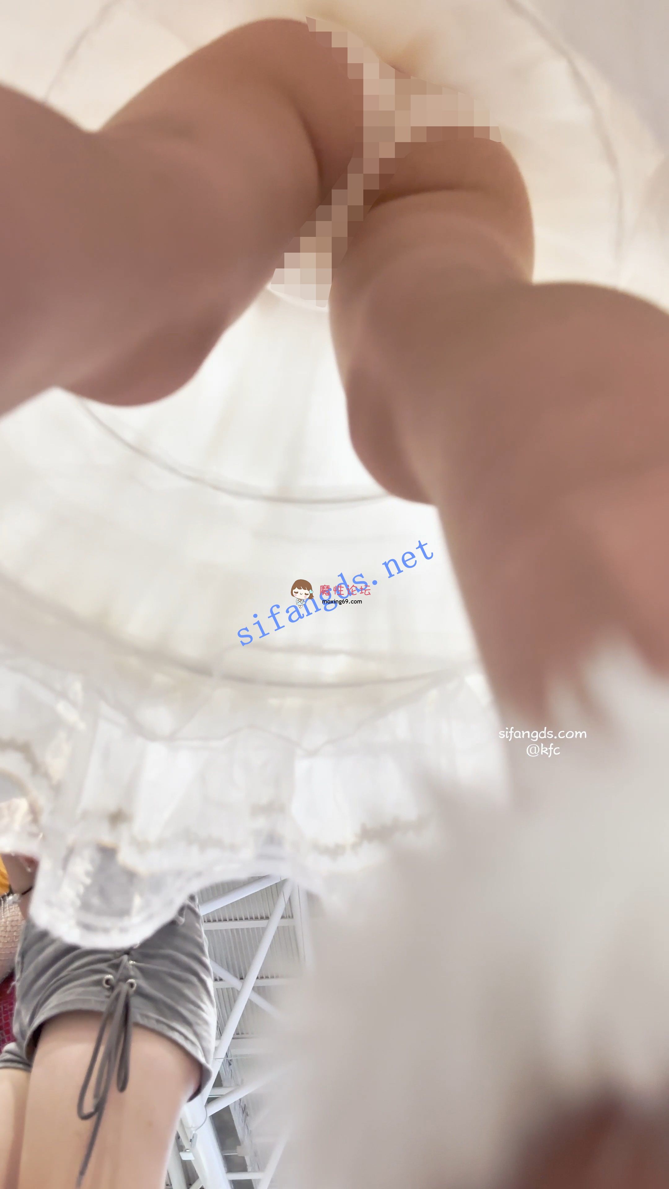 偷拍《KFC》学生妹COSER和朋友逛街。白色可爱内把B夹出一条缝《1V+441M-百度》