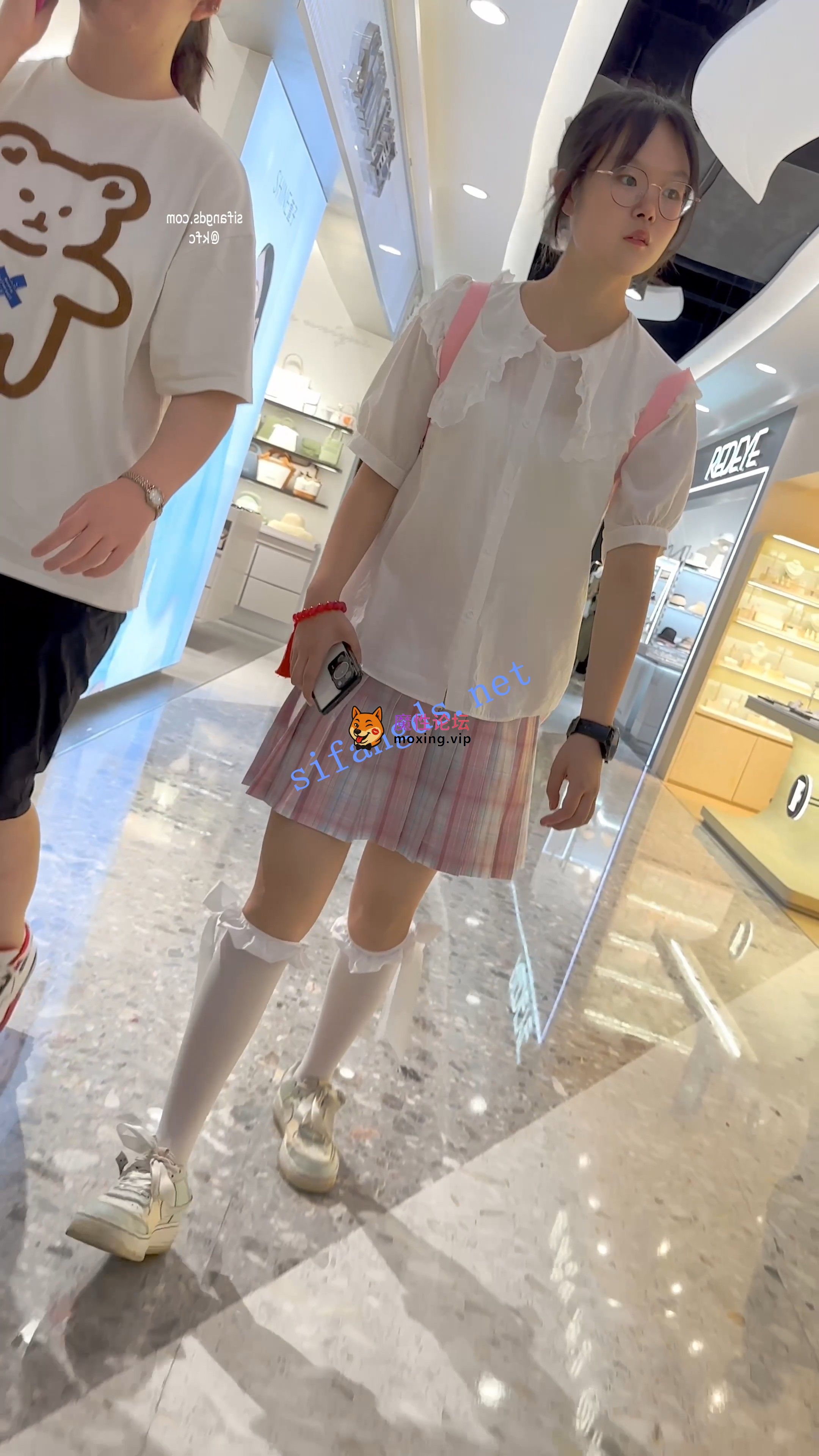 偷拍《KFC》制服JK学生妹逛街。白色过膝袜白色内内前后CD可爱系《1V+510M-百度》