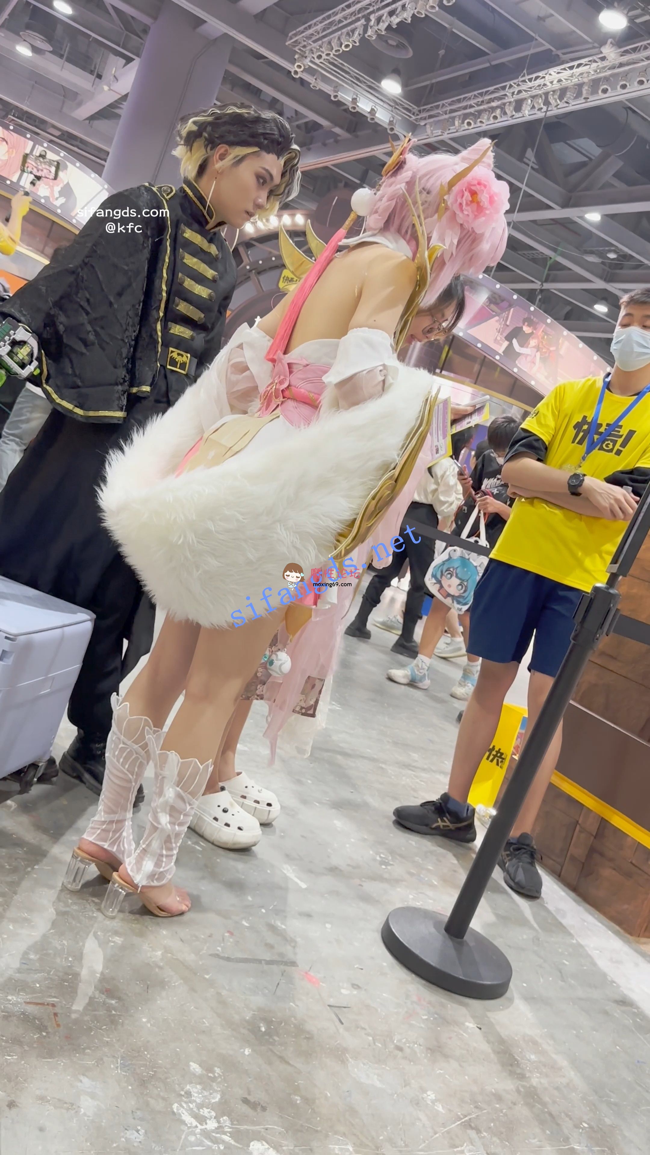 偷拍《KFC》COSER和闺蜜逛街拍照。粉色短裙白内翘屁股CD《1V+322M-百度》