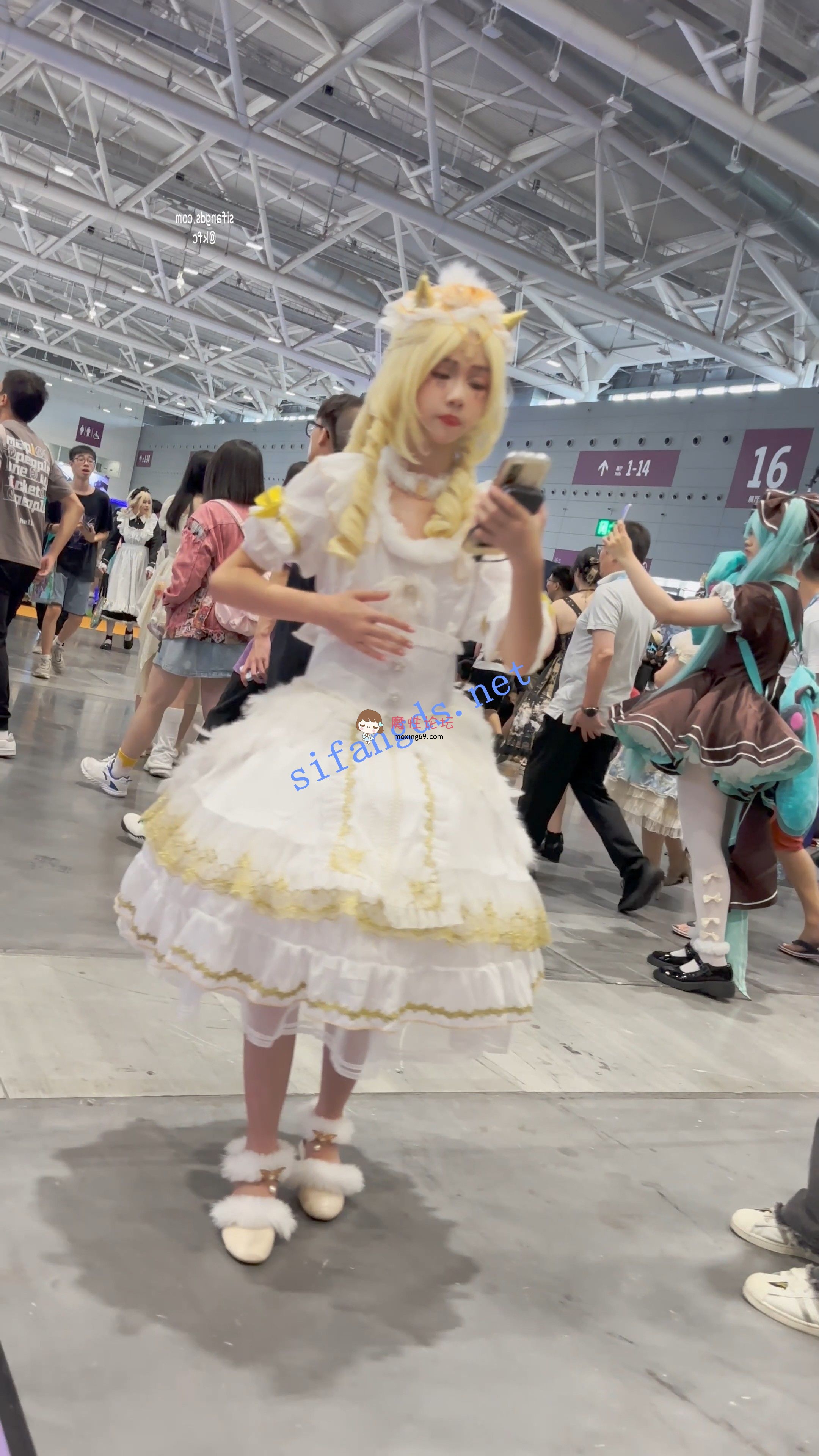 偷拍《KFC》学生妹COSER和朋友逛街。白色可爱内把B夹出一条缝《1V+441M-百度》