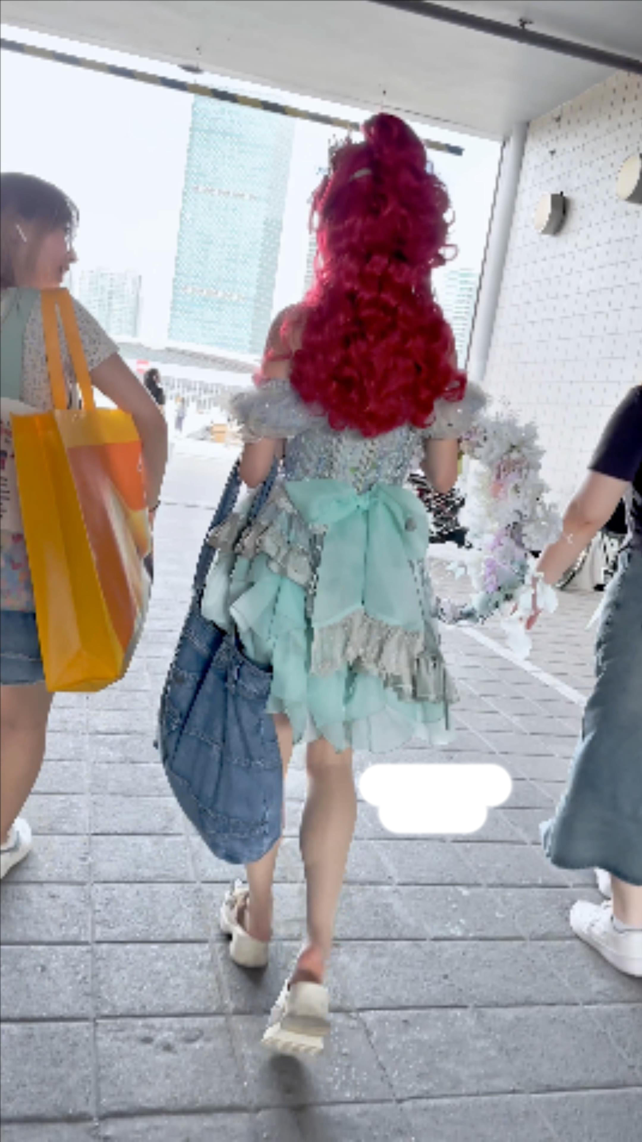 剧情《kfc》极品美女跟着摄影师拍照。公主裙白色丝袜透明内内 嫩穴可见[2V 718 MB] [BT]