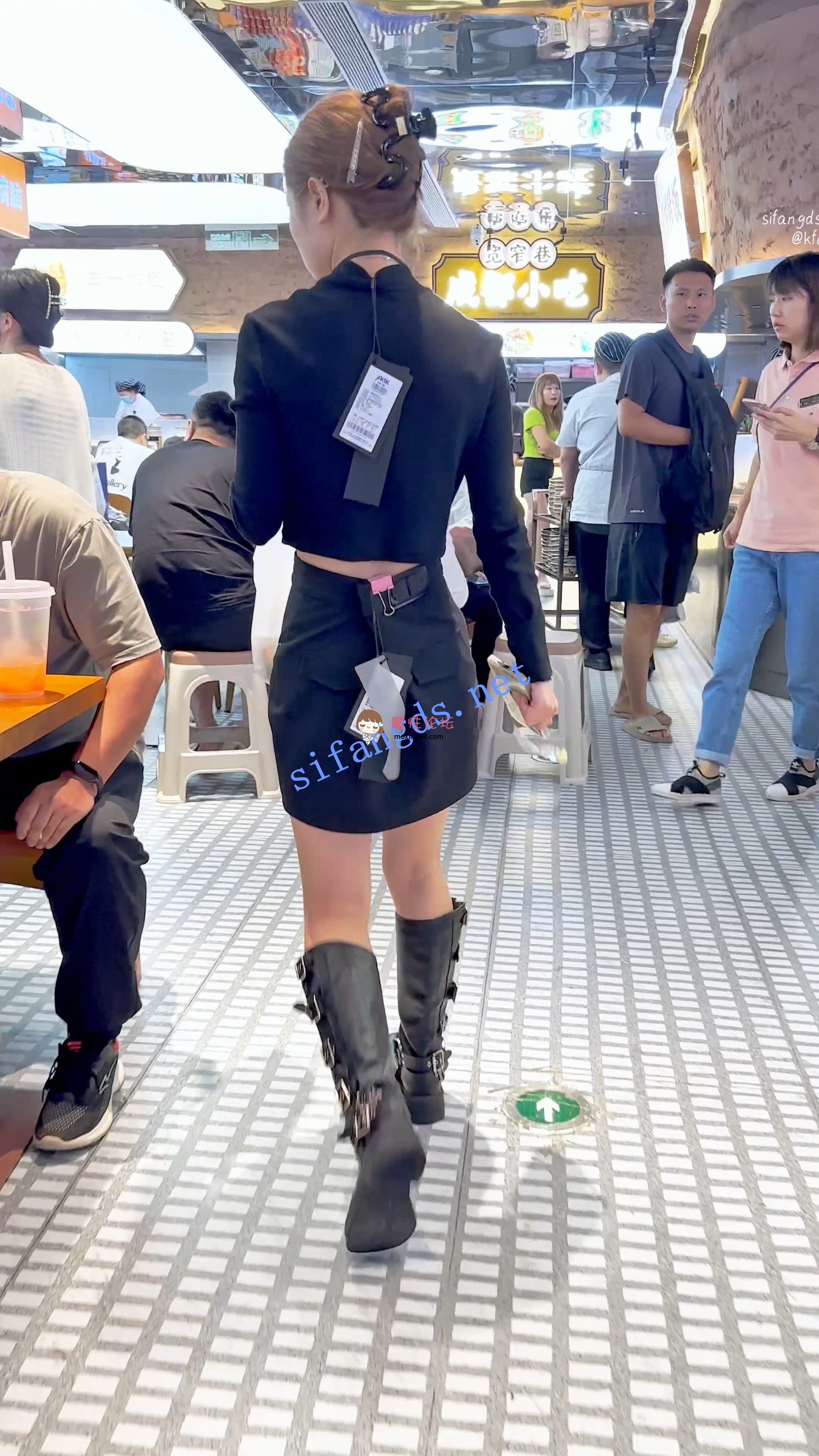 偷拍《KFC》服装店店员持续CD第二部。中午吃饭的时候穿了白内《1V+828M-百度》