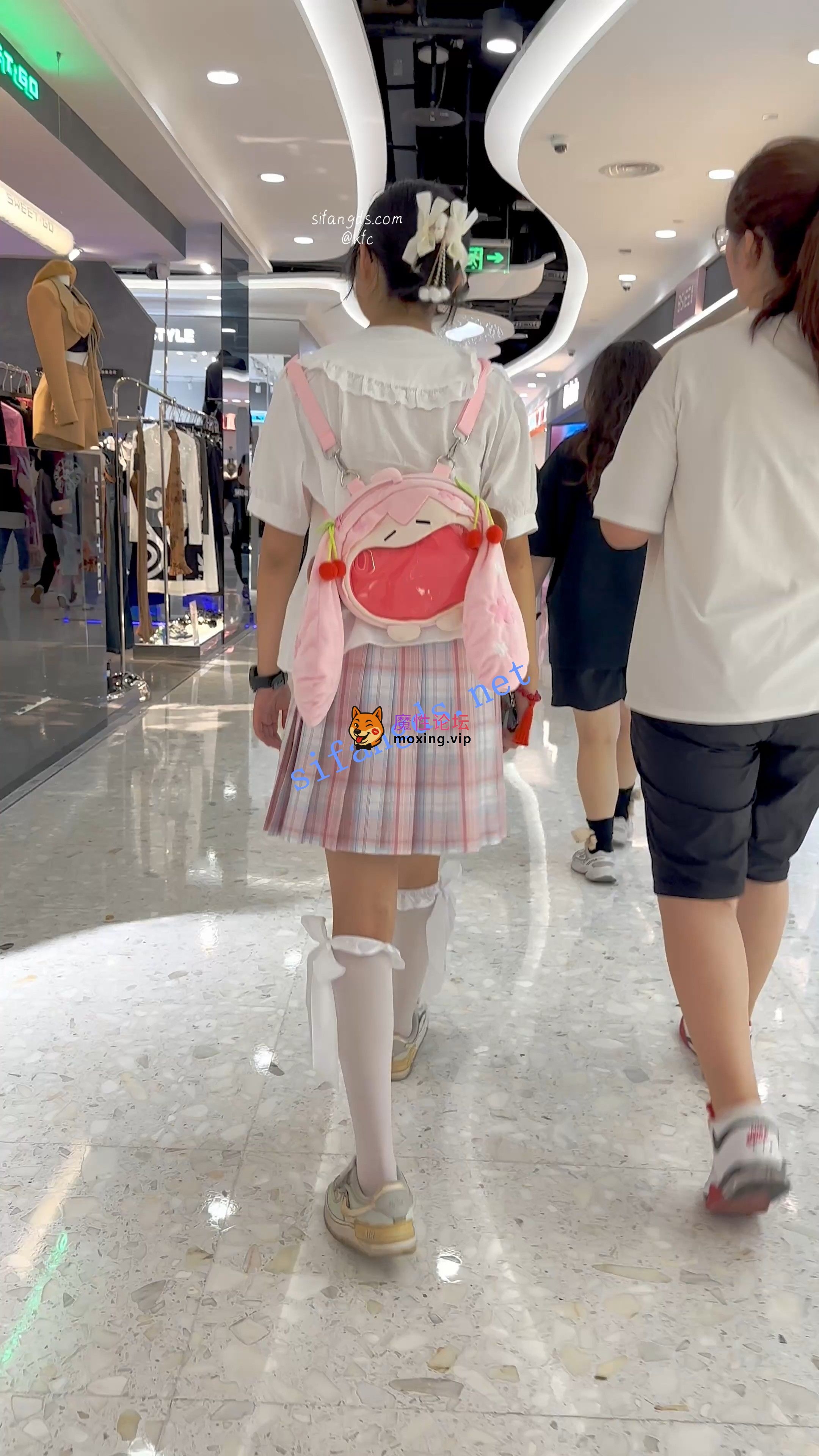 偷拍《KFC》制服JK学生妹逛街。白色过膝袜白色内内前后CD可爱系《1V+510M-百度》