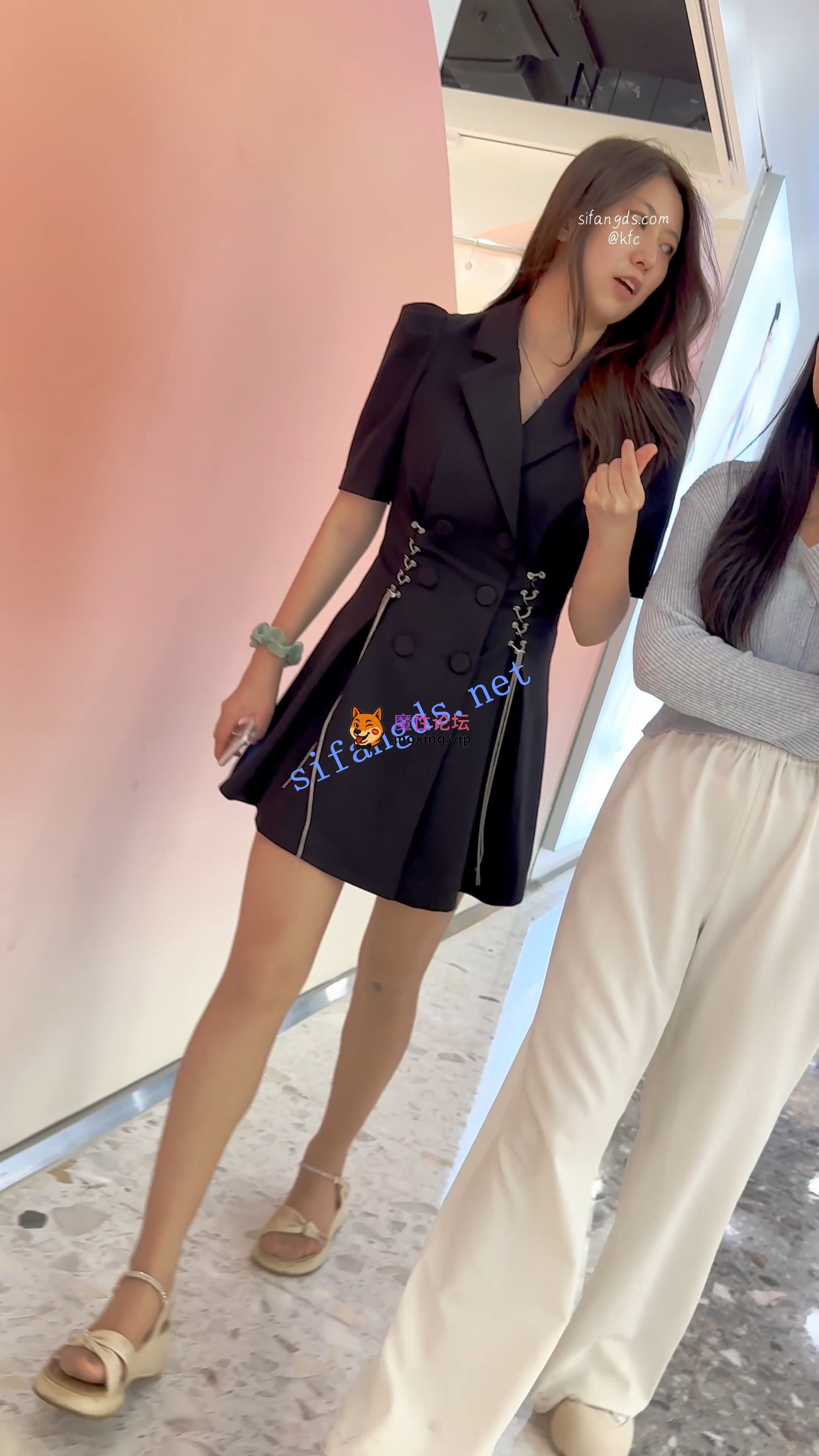 偷拍《KFC》某房近期内购 长裙少妇&长裙学生妹 2部《2V+707M-直链》