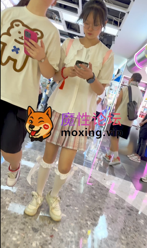 偷拍某房￥14泄密资源✅《KFC》制服JK学生妹逛街。白色过膝袜白色内内前后CD可爱系