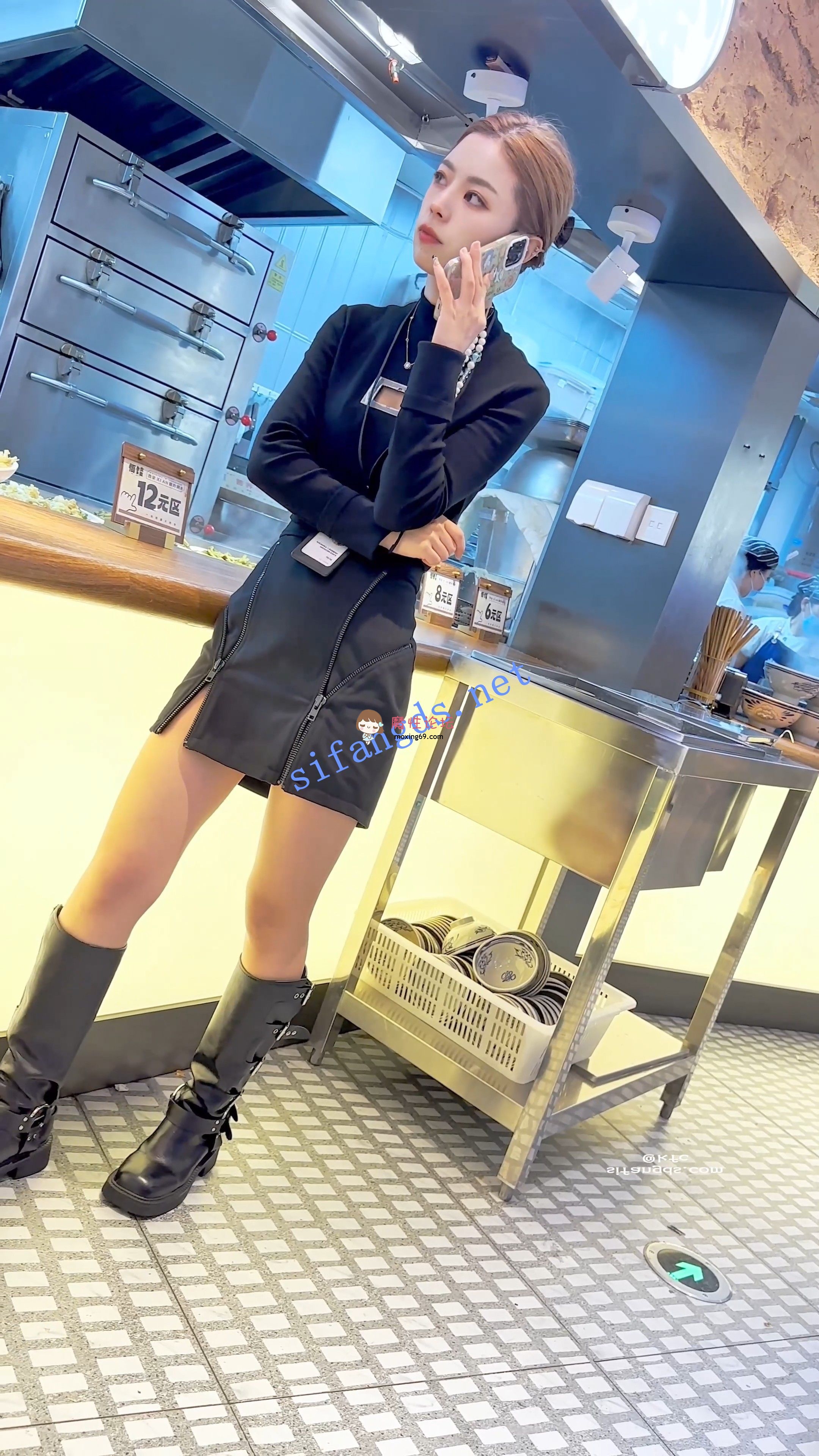 偷拍《KFC》服装店店员持续CD第二部。中午吃饭的时候穿了白内《1V+828M-百度》