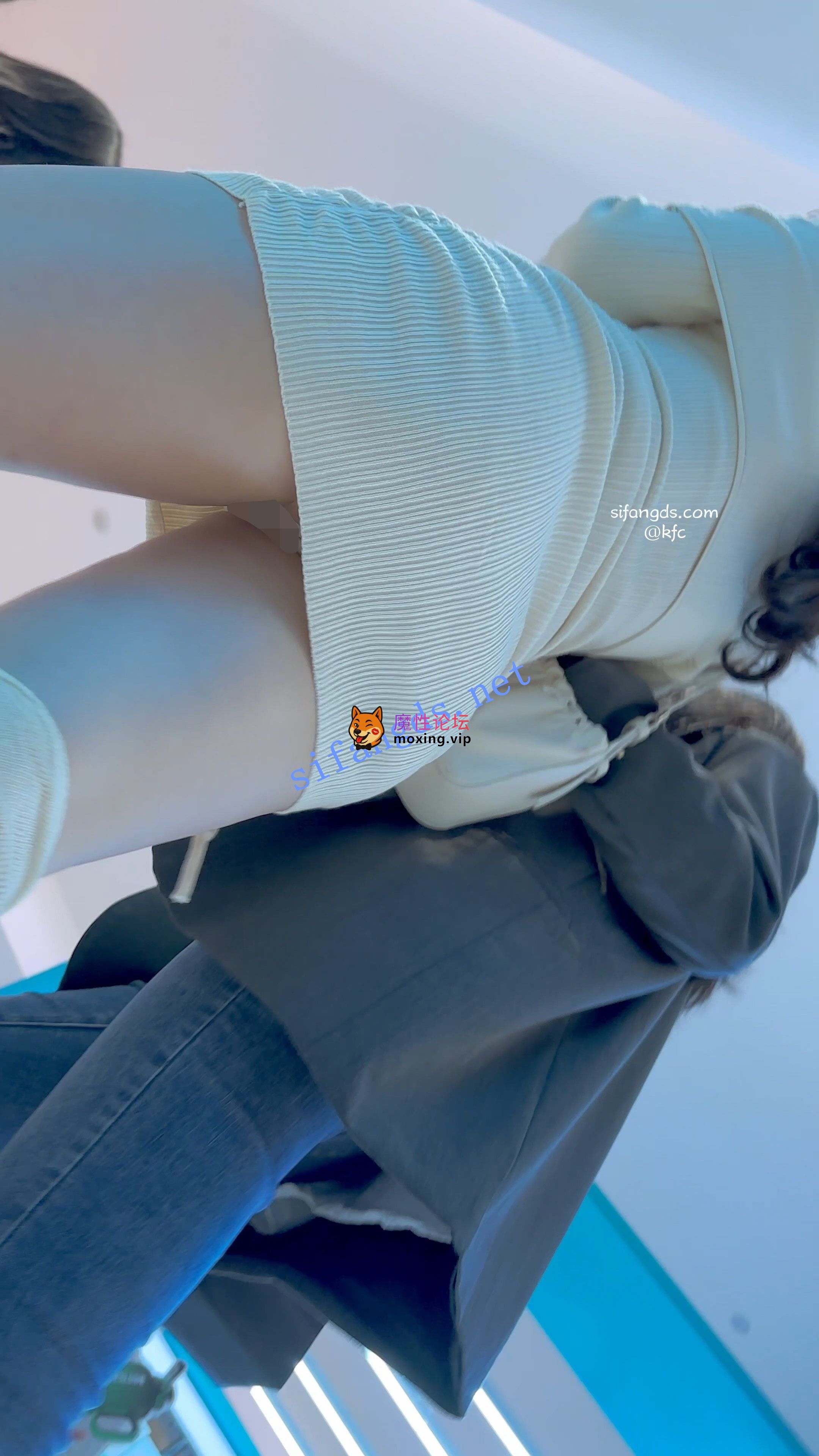 偷拍《KFC》身材极品的包臀裙靓女逛街·白色骚窄内前后CD跟拍《1V+356M-百度》