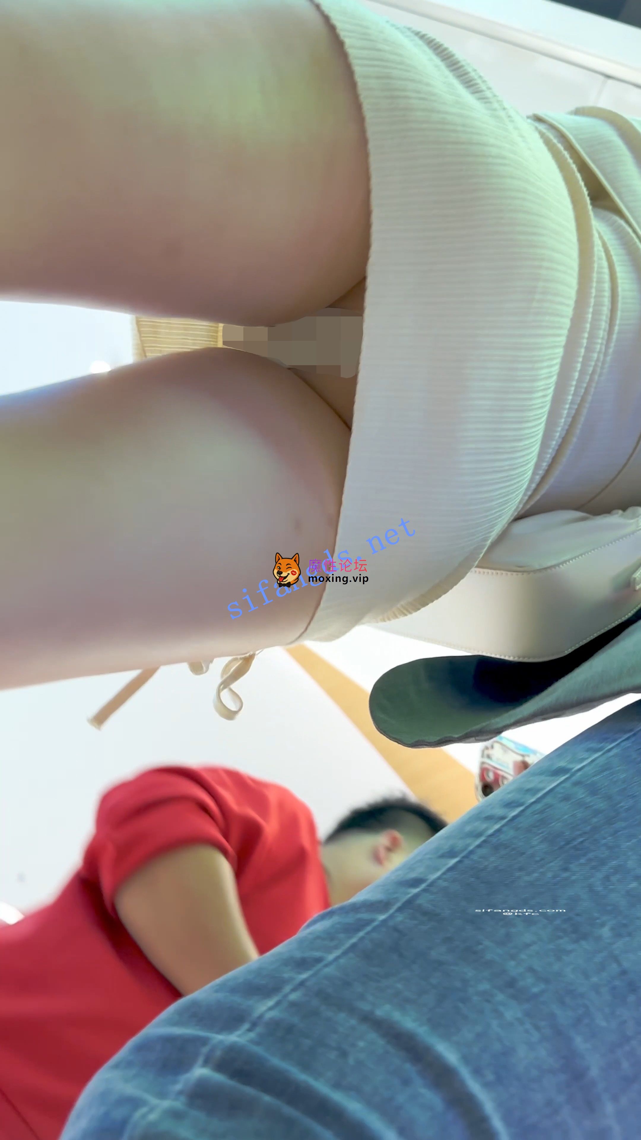 偷拍《KFC》身材极品的包臀裙靓女逛街·白色骚窄内前后CD跟拍《1V+356M-百度》