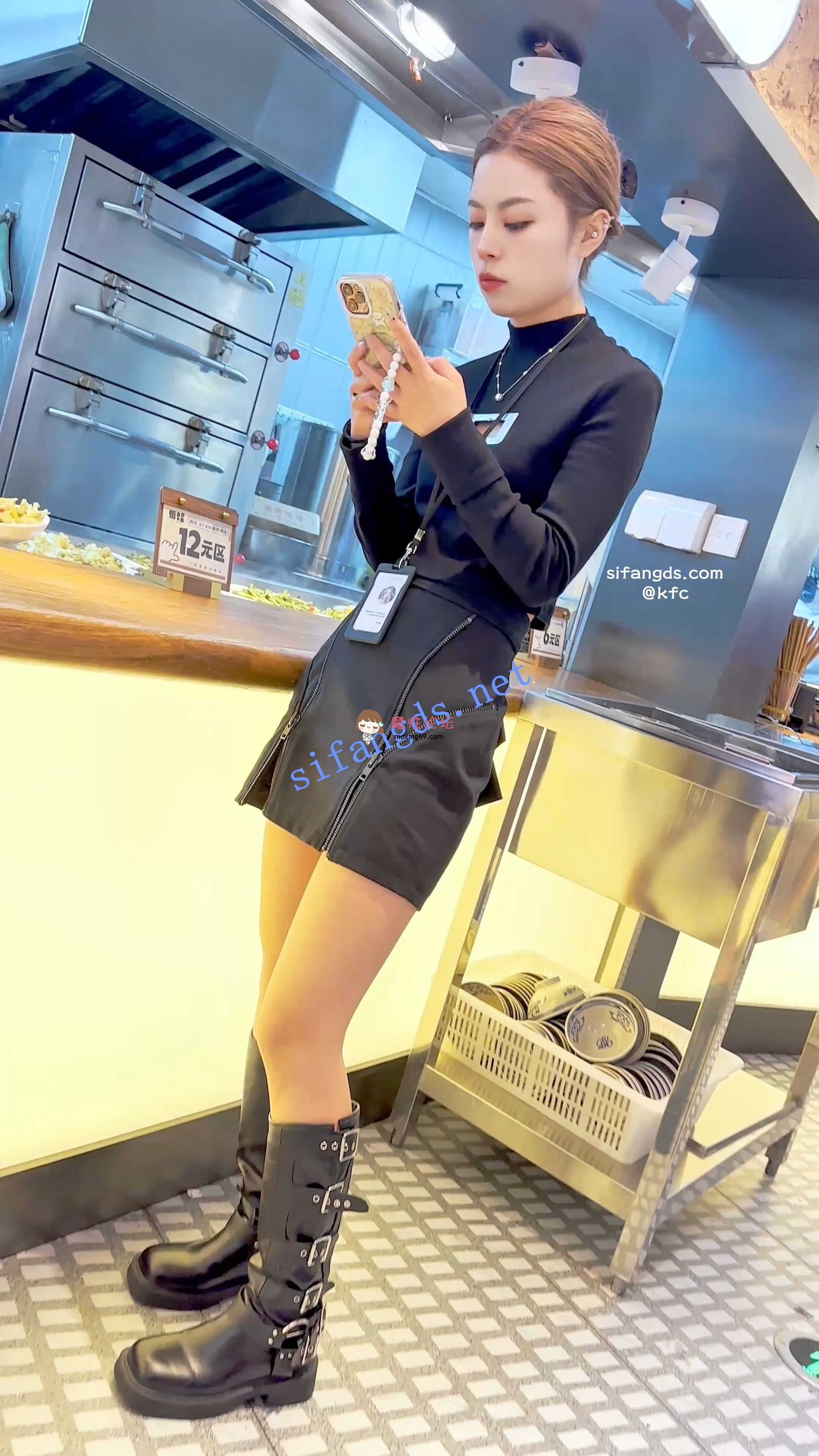 偷拍《KFC》服装店店员持续CD第二部。中午吃饭的时候穿了白内《1V+828M-百度》