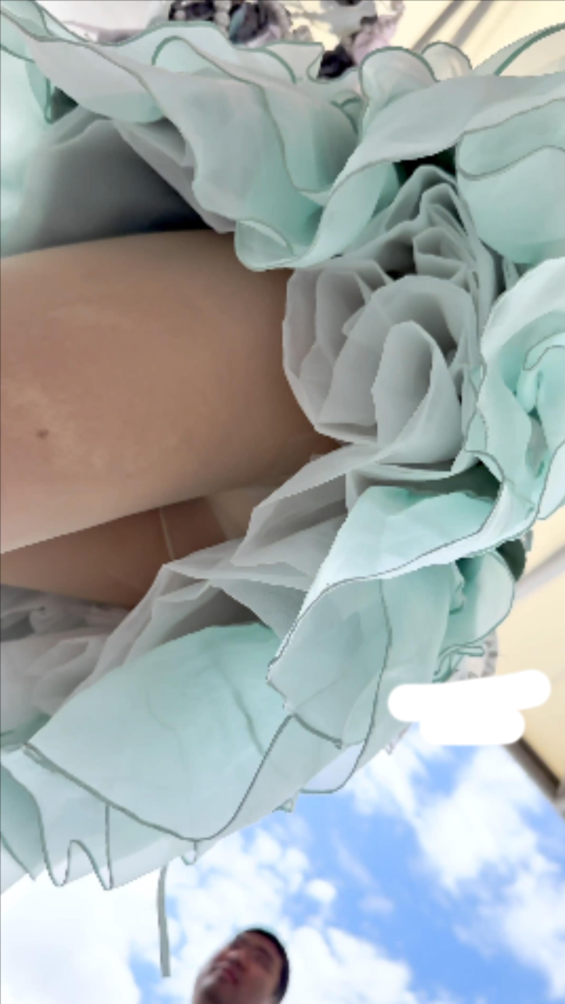 剧情《kfc》极品美女跟着摄影师拍照。公主裙白色丝袜透明内内 嫩穴可见[2V 718 MB] [BT]