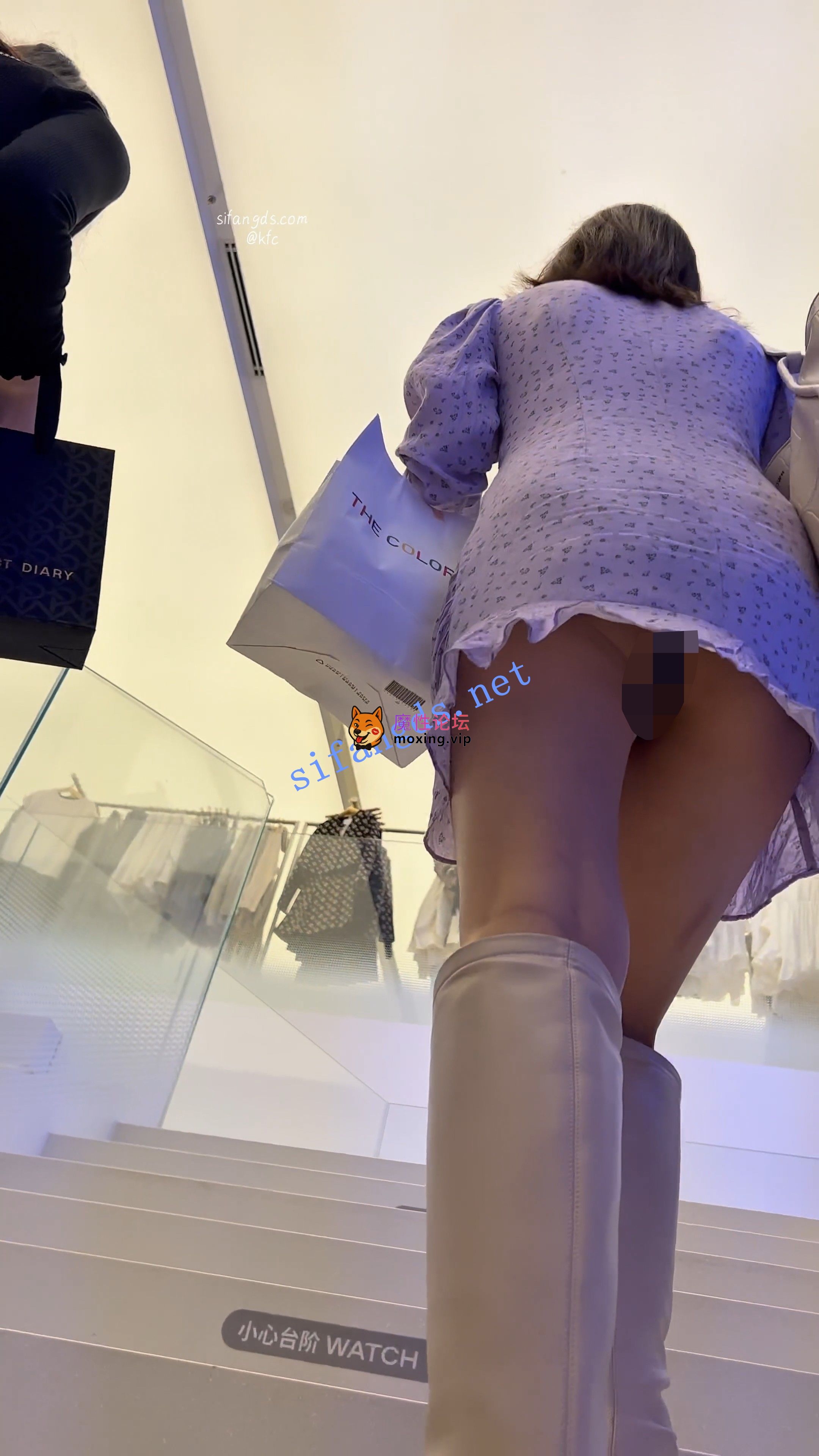 偷拍《KFC》紫色长裙少妇和闺蜜逛街·蓝色蕾丝内内超长跟拍《1V+1.38G-直链》