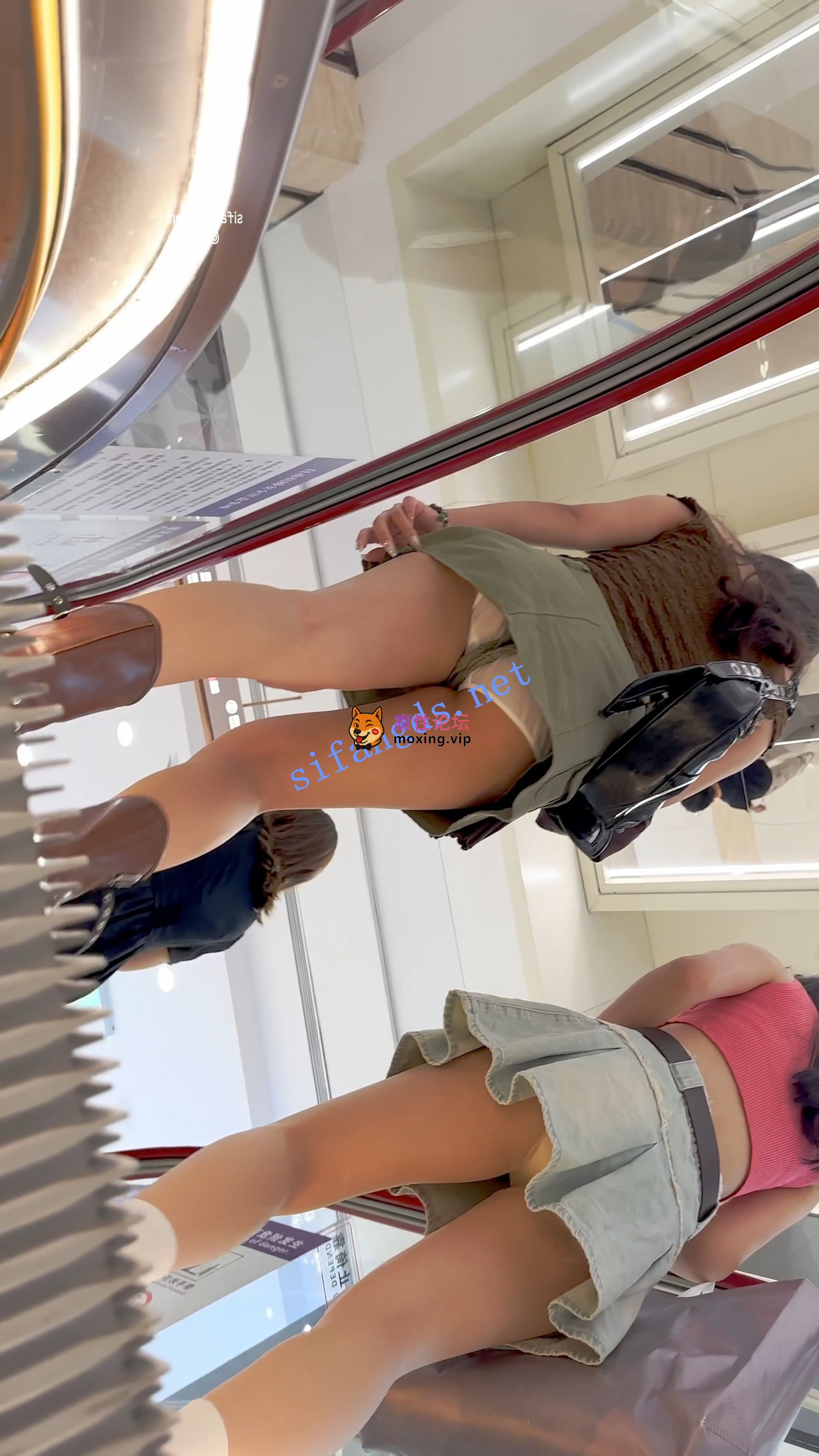 偷拍《KFC》两个短裙学生妹逛街·肉丝袜内内·超薄白内一箭双雕[1v+588M]《百度盘》