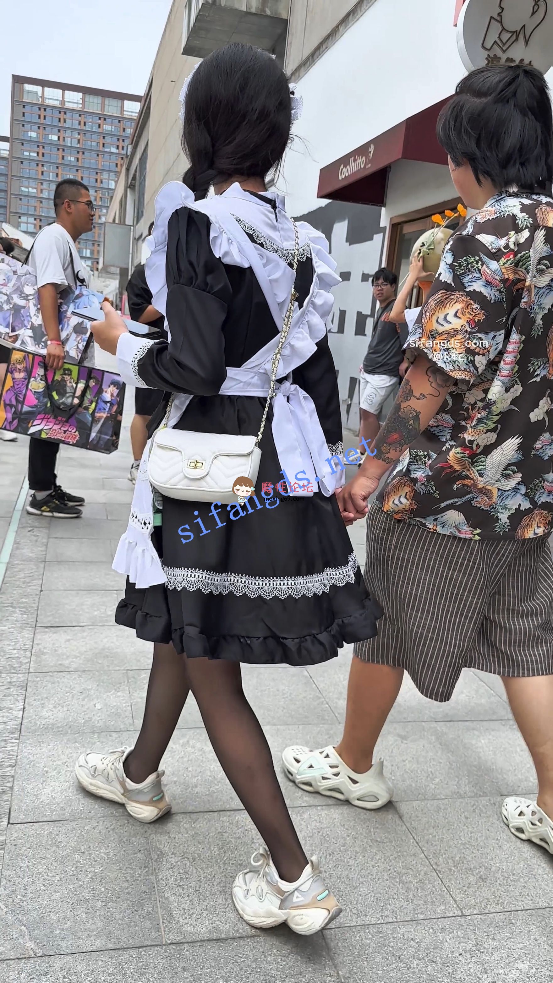 国产自拍《KFC》女仆装清纯学生妹配纹身哥·超薄黑丝白内尿黄一片《1V+1.45G-百度》