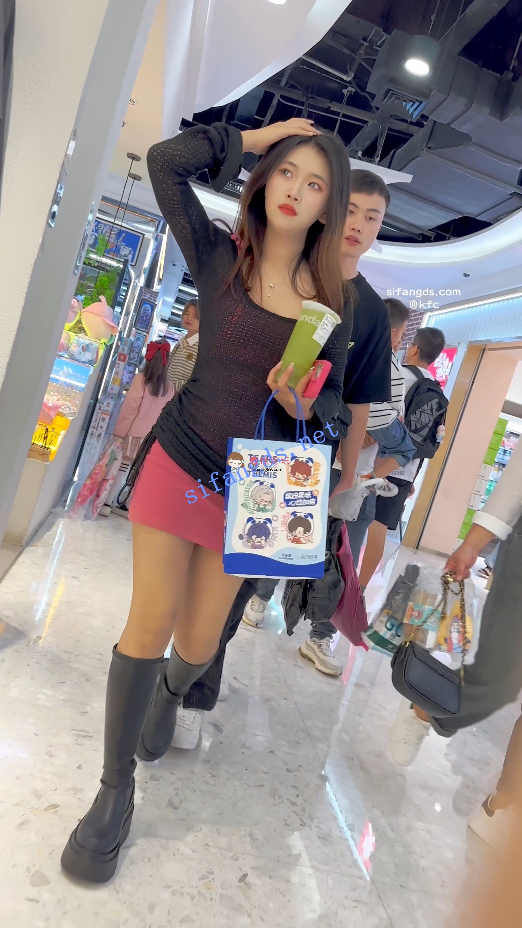 偷拍《KFC》包臀裙少妇和男友买奶茶 白色无痕内前后CD《1V+246M-百度》