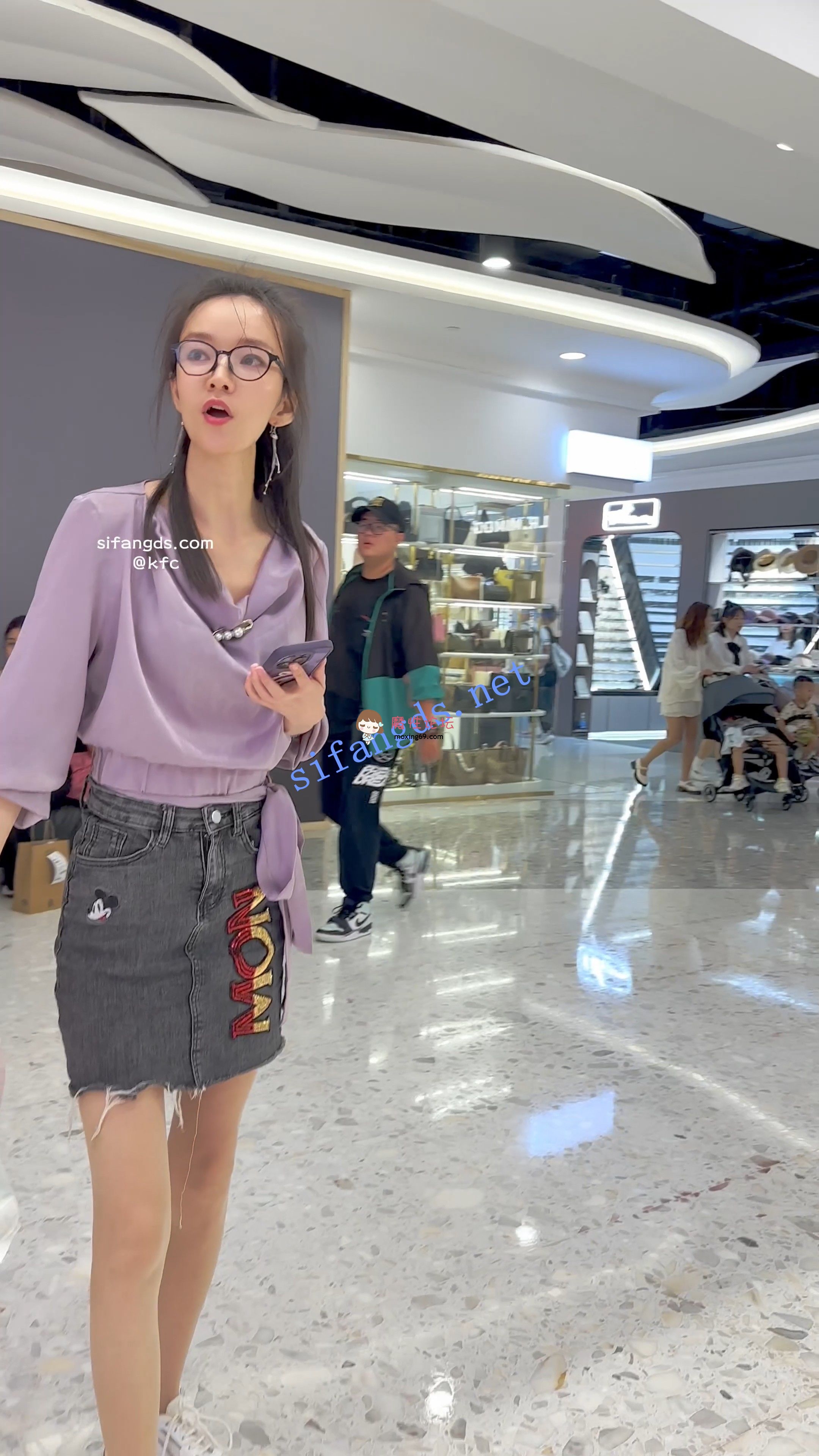 偷拍《KFC》腿很直的眼镜少妇买小吃。短裙肉色丝袜半透内内《1V+377M-百度》