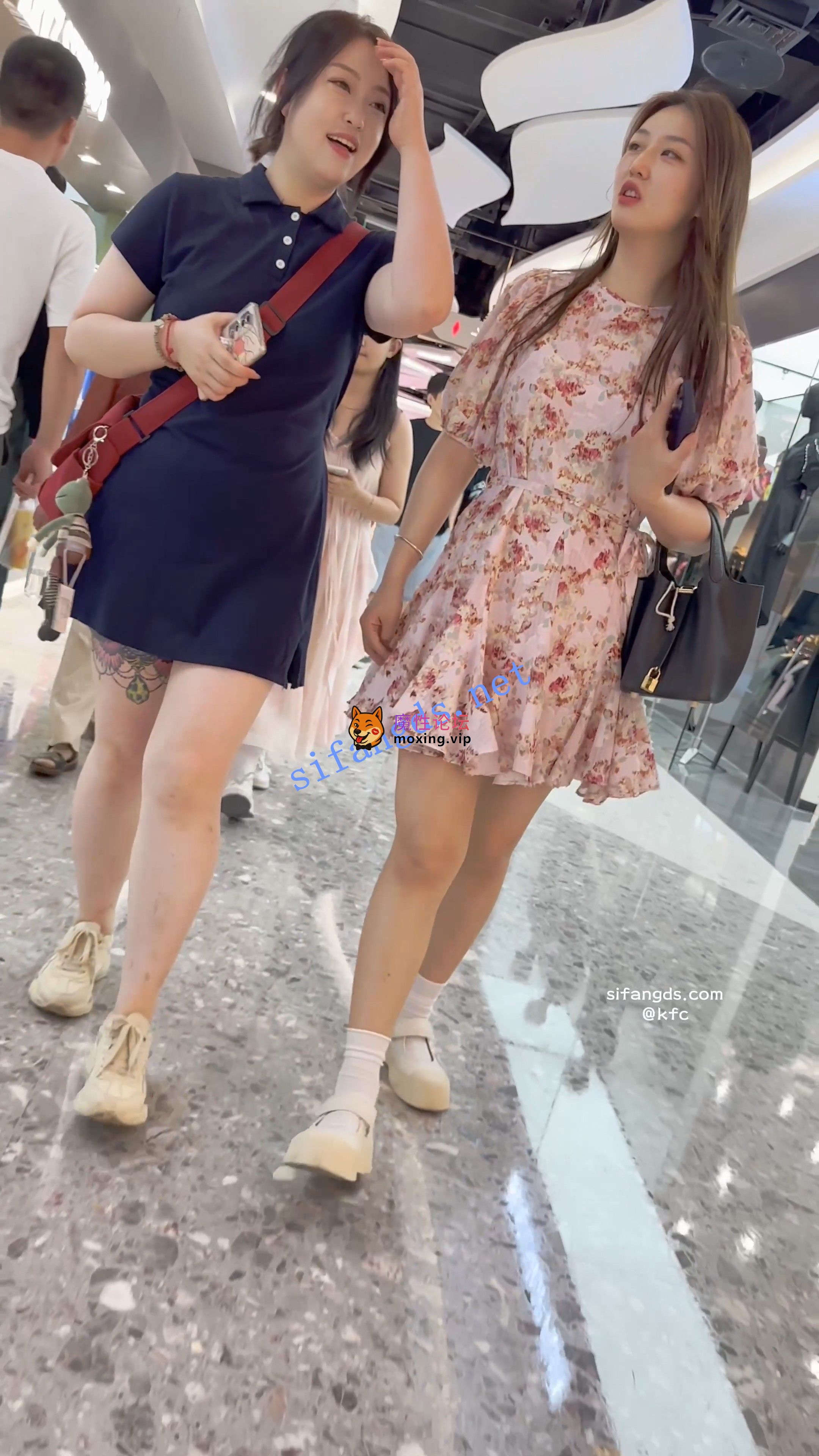 偷拍《KFC》碎花裙学生妹和闺蜜逛街·翘起屁股给你看白色骚窄内《1V+1.16G-直链》