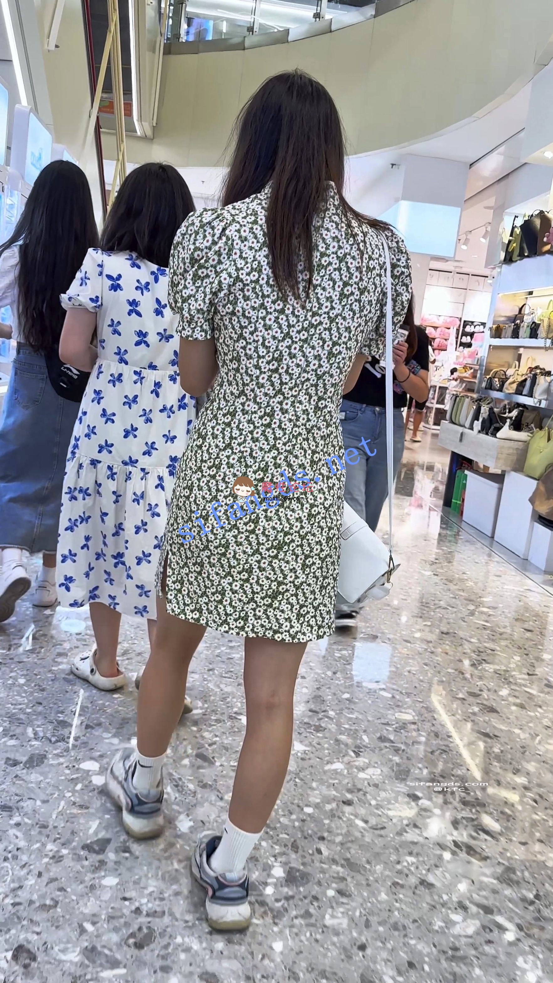 偷拍《KFC》长裙大眼靓女和闺蜜逛街买东西。白色内内前后CD《1V+379M-百度》