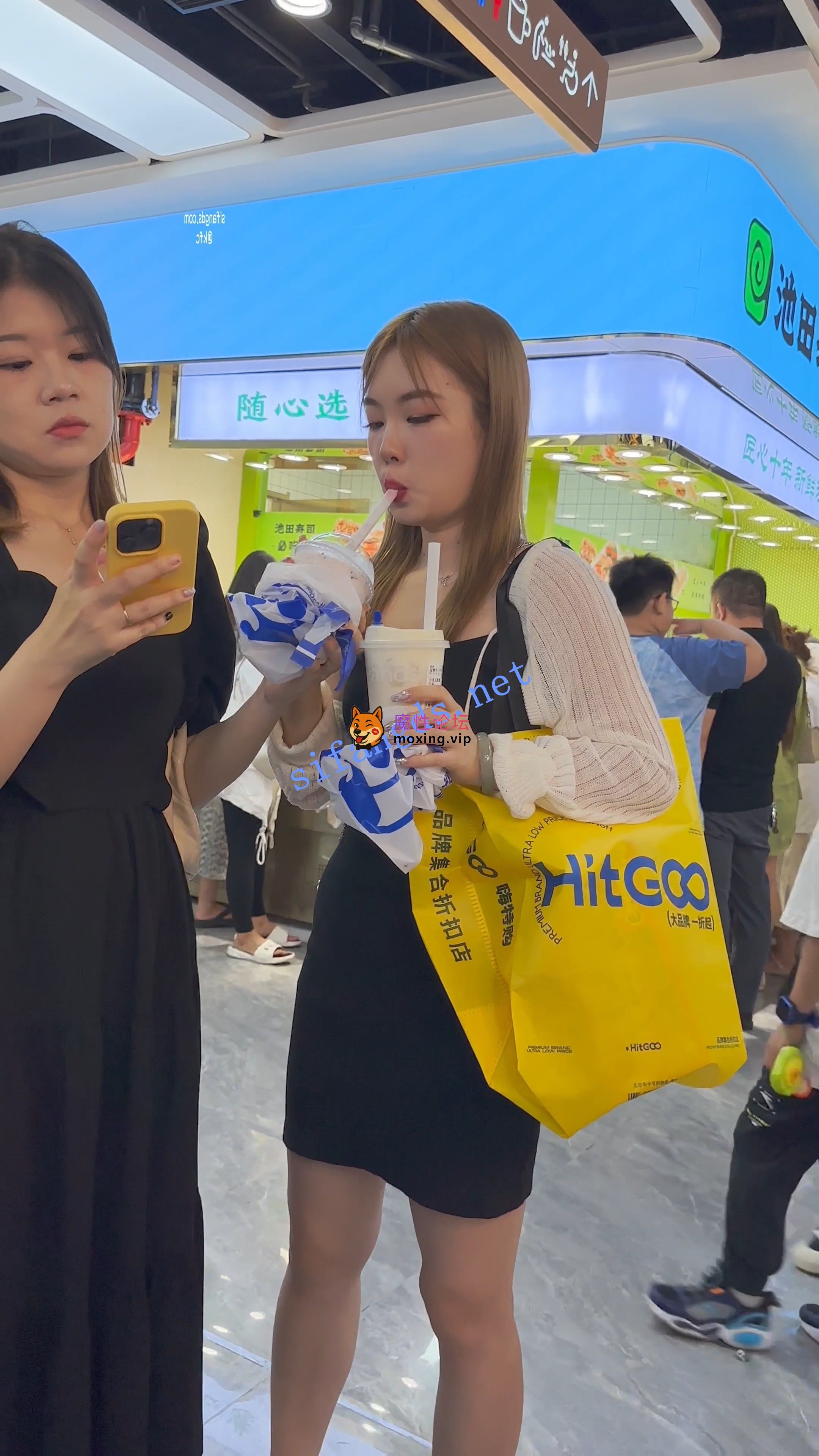 偷拍《KFC》学生妹买奶茶·白色透内尿黄一块·伸进包臀裙中间CD《1V+739M-直链》