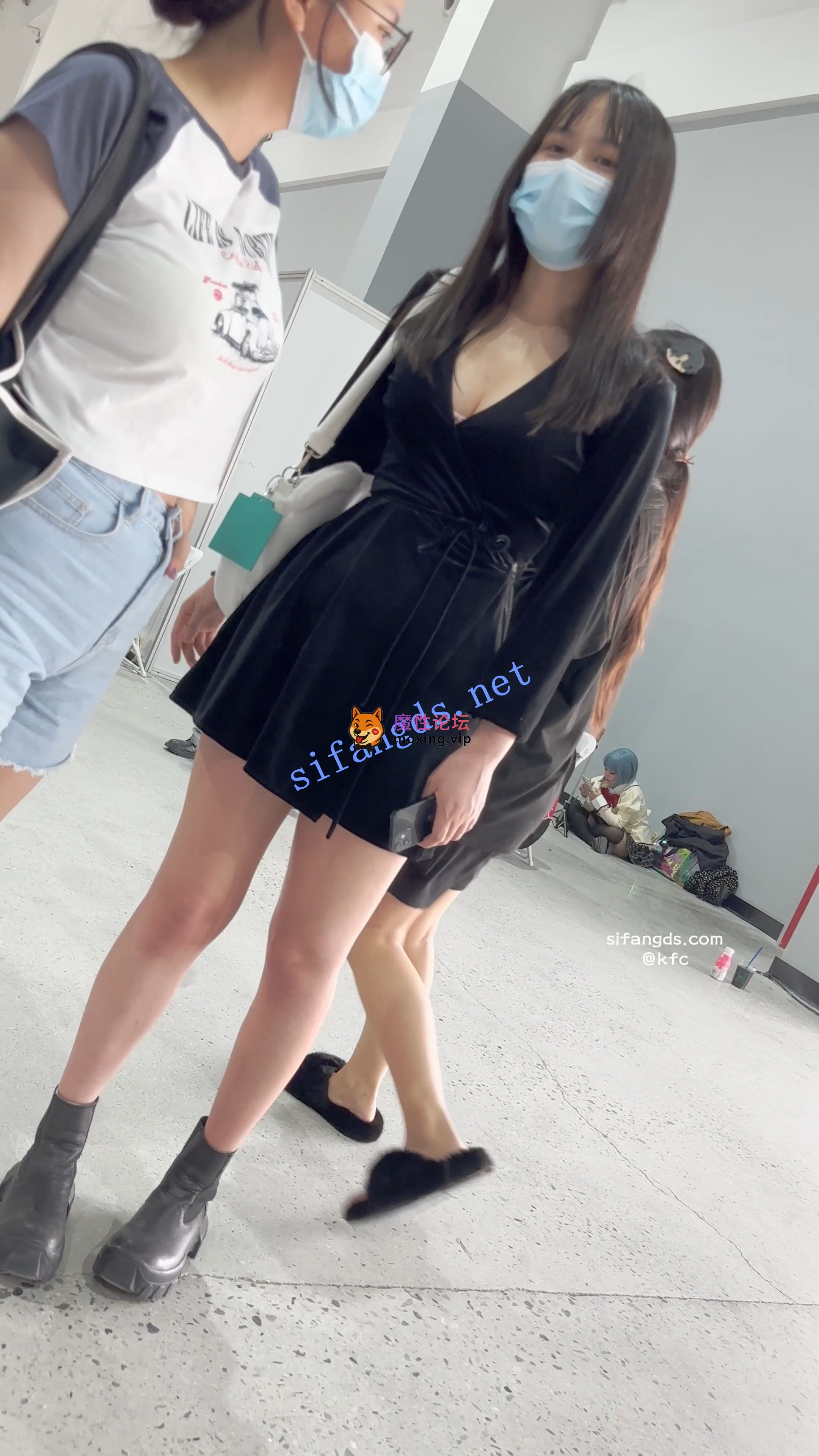 偷拍《KFC》短裙深V学生妹和闺蜜看跳舞·镜头下情不自禁也跳起来《1V+803M-百度》