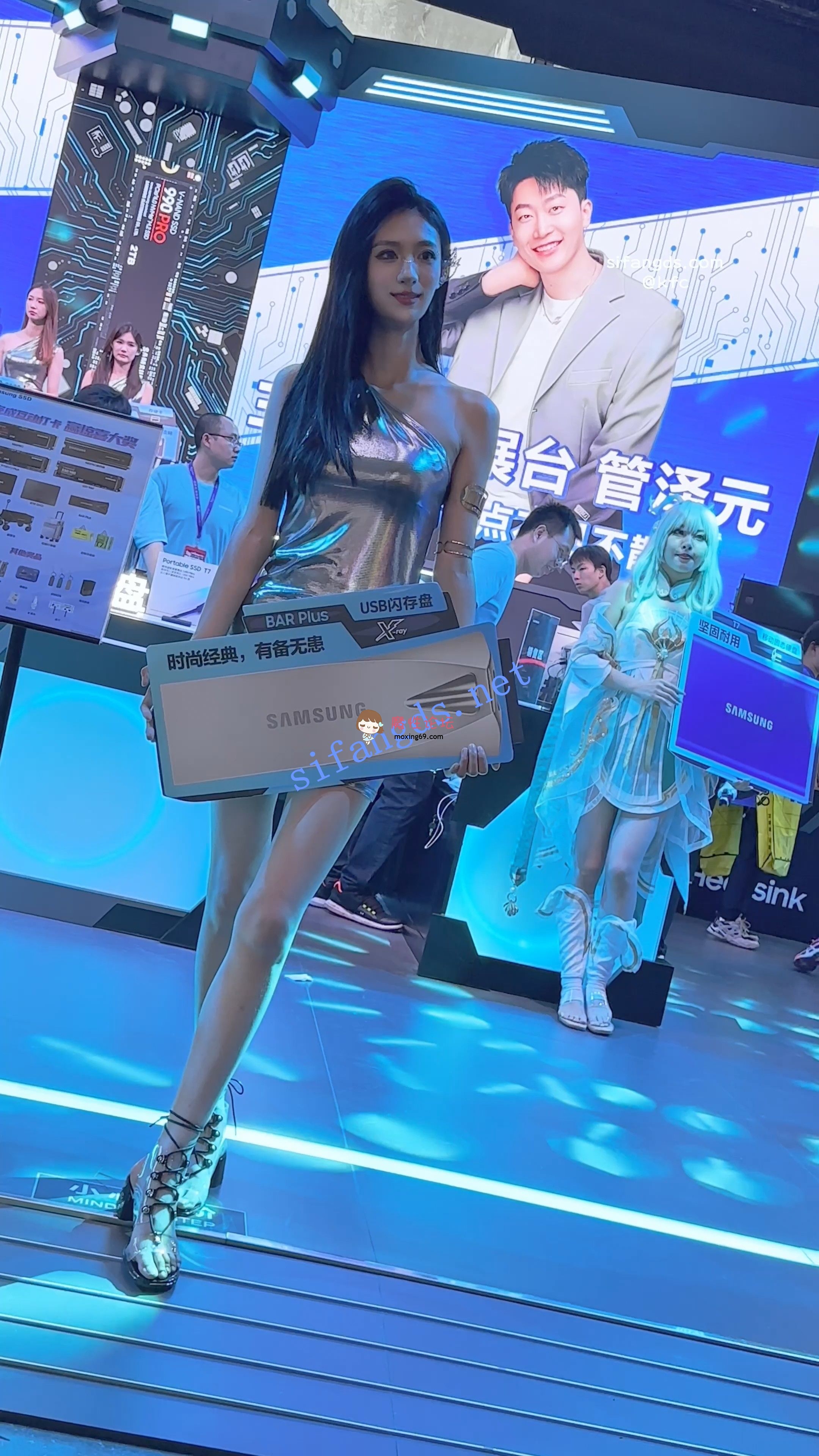 偷拍《KFC》展台模特举牌秀身材。紧身包臀裙白色内内前后CD《1V+308M-百度》