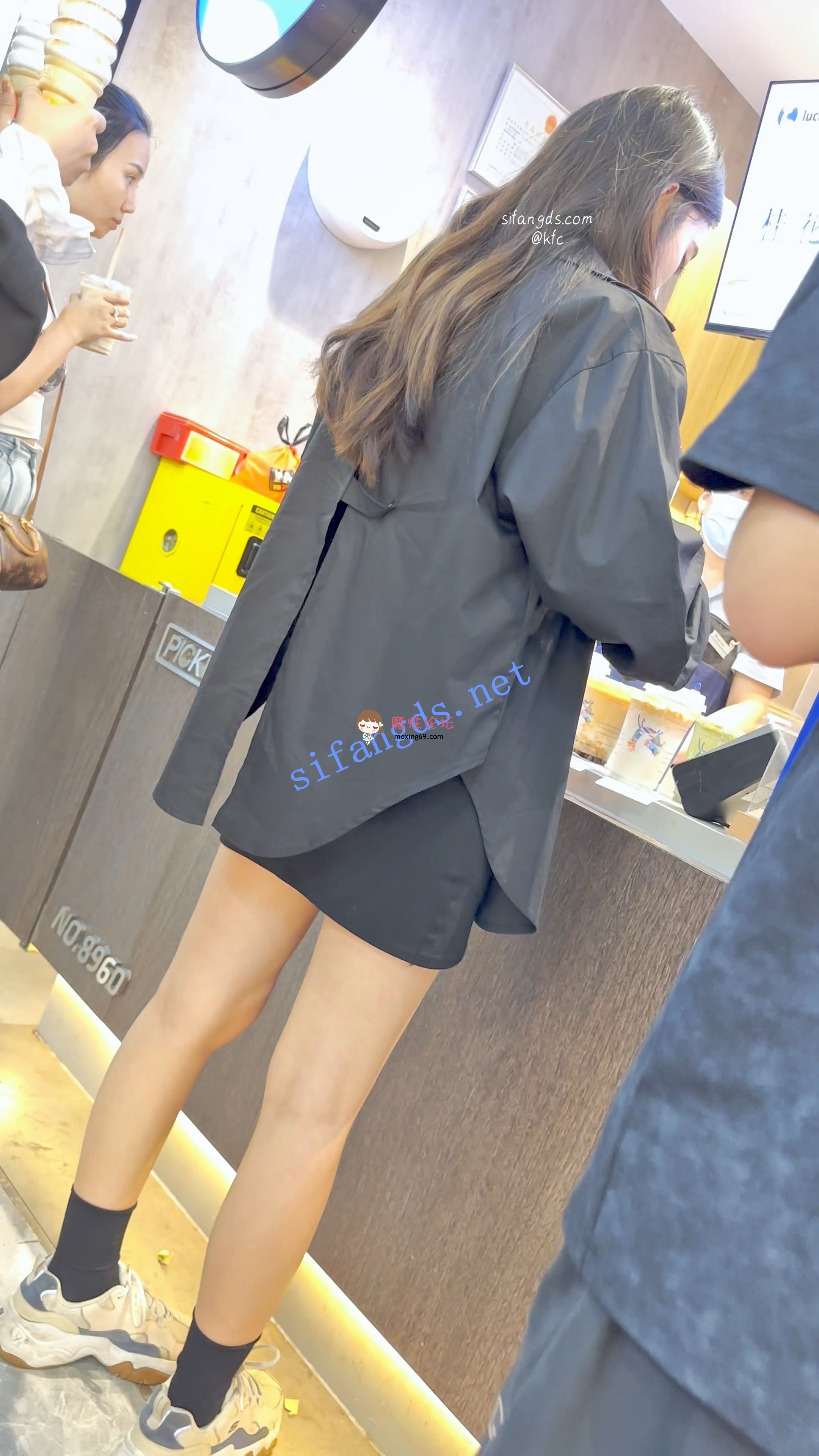 偷拍《KFC》制服JK学生妹&包臀裙靓女 小合集《2V+829M-百度》